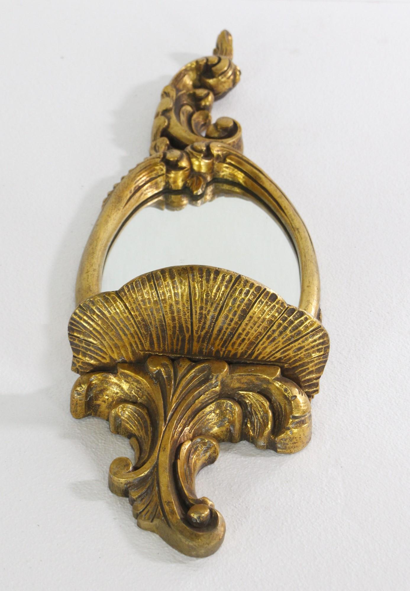 Paire de miroirs muraux en bois doré avec détails de feuillage et étagères en vente 1