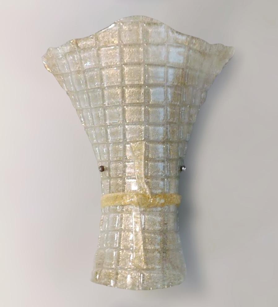 Vintage Italian wall light with a clear Murano glass shade infused with gold flecks, hand blown with granular texture using Graniglia technique with amber glass bow / made in Italy in the style of Barovier e Toso, circa 1960s
Measures: height 13
