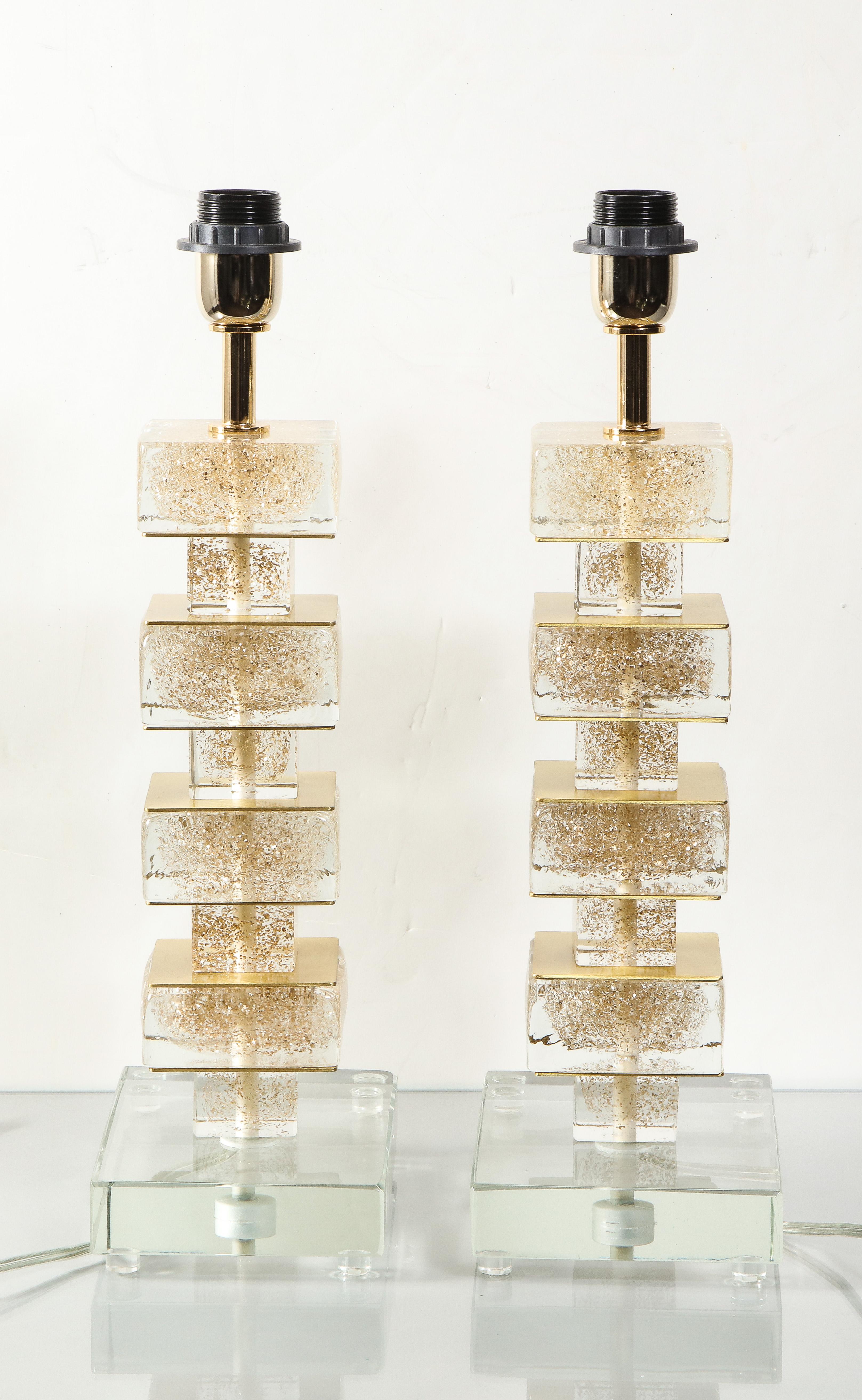italien Paire de lampes de table cubistes en verre de Murano infusé d'or en vente