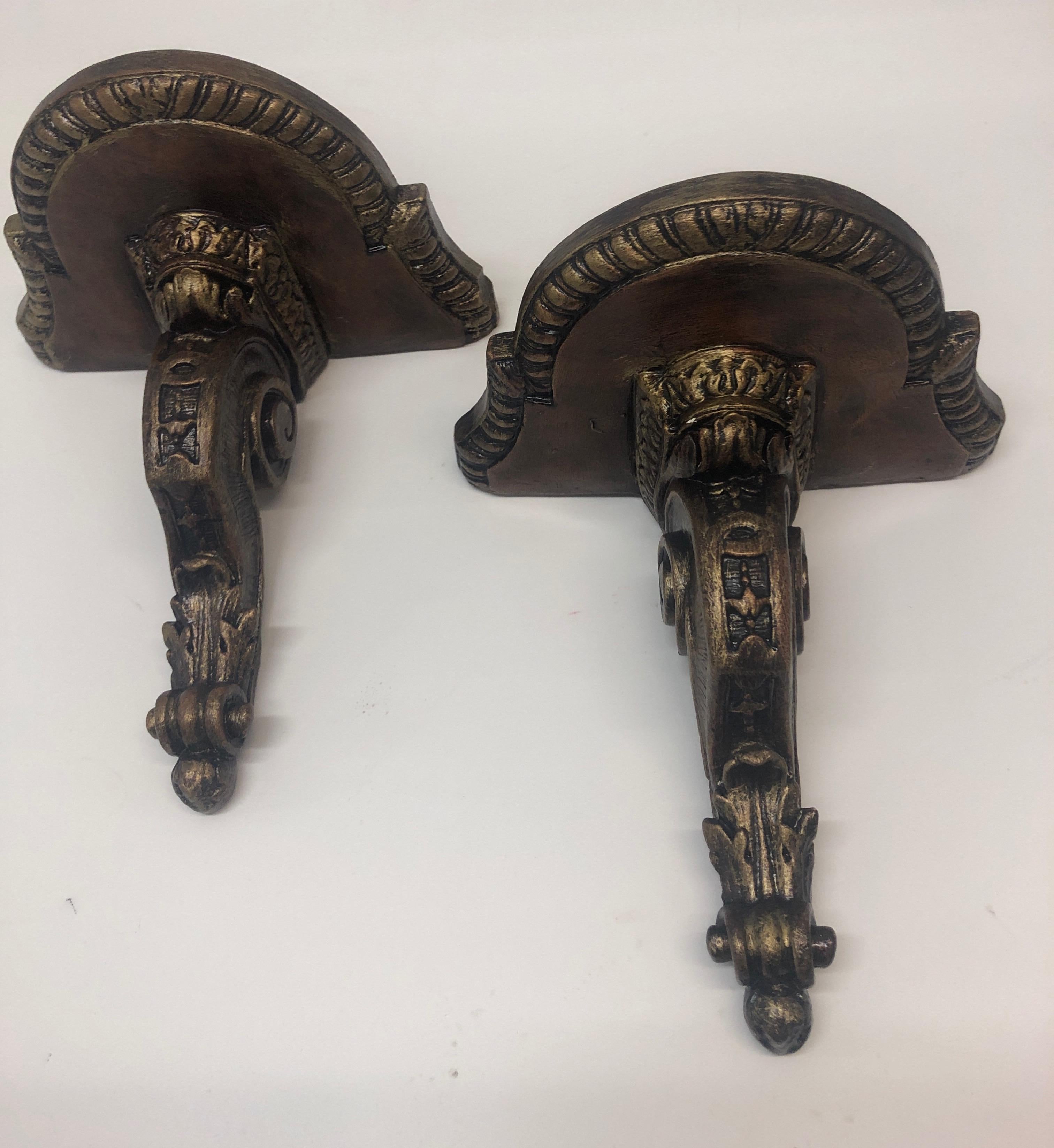 Paar dekorative Wandhalterungen aus Blattgold.
Gipsüberzug mit Goldfarbe.
Größe: 8 
