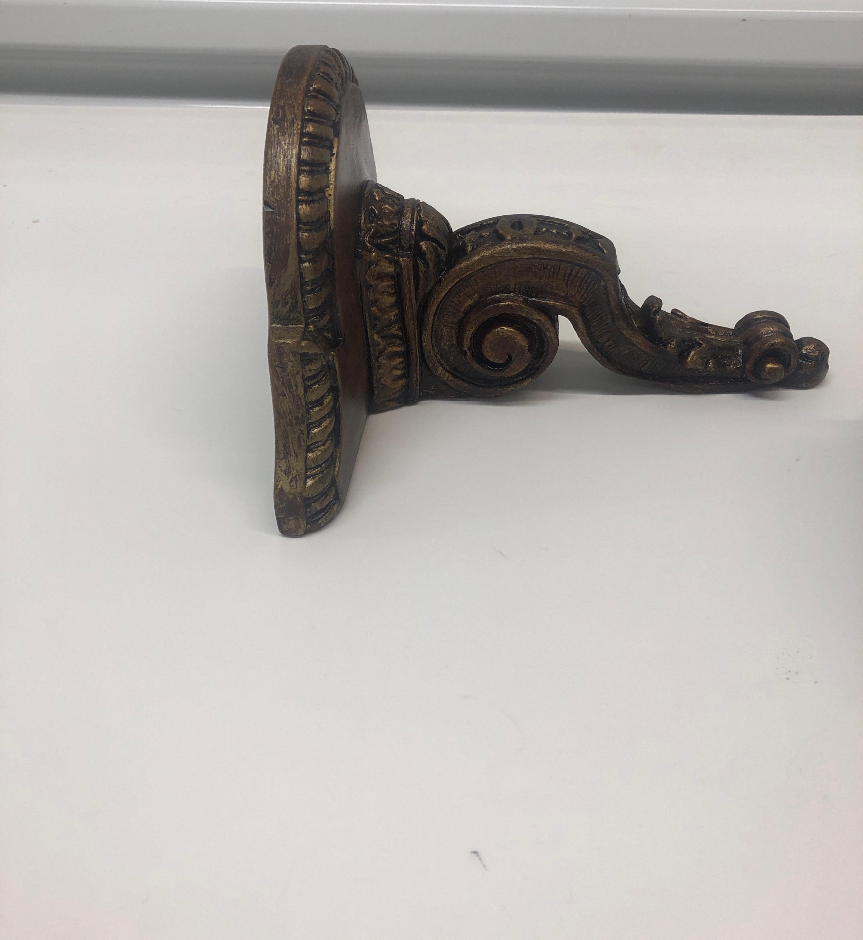 Paar dekorative Wandhalterungen aus Blattgold (Regency)