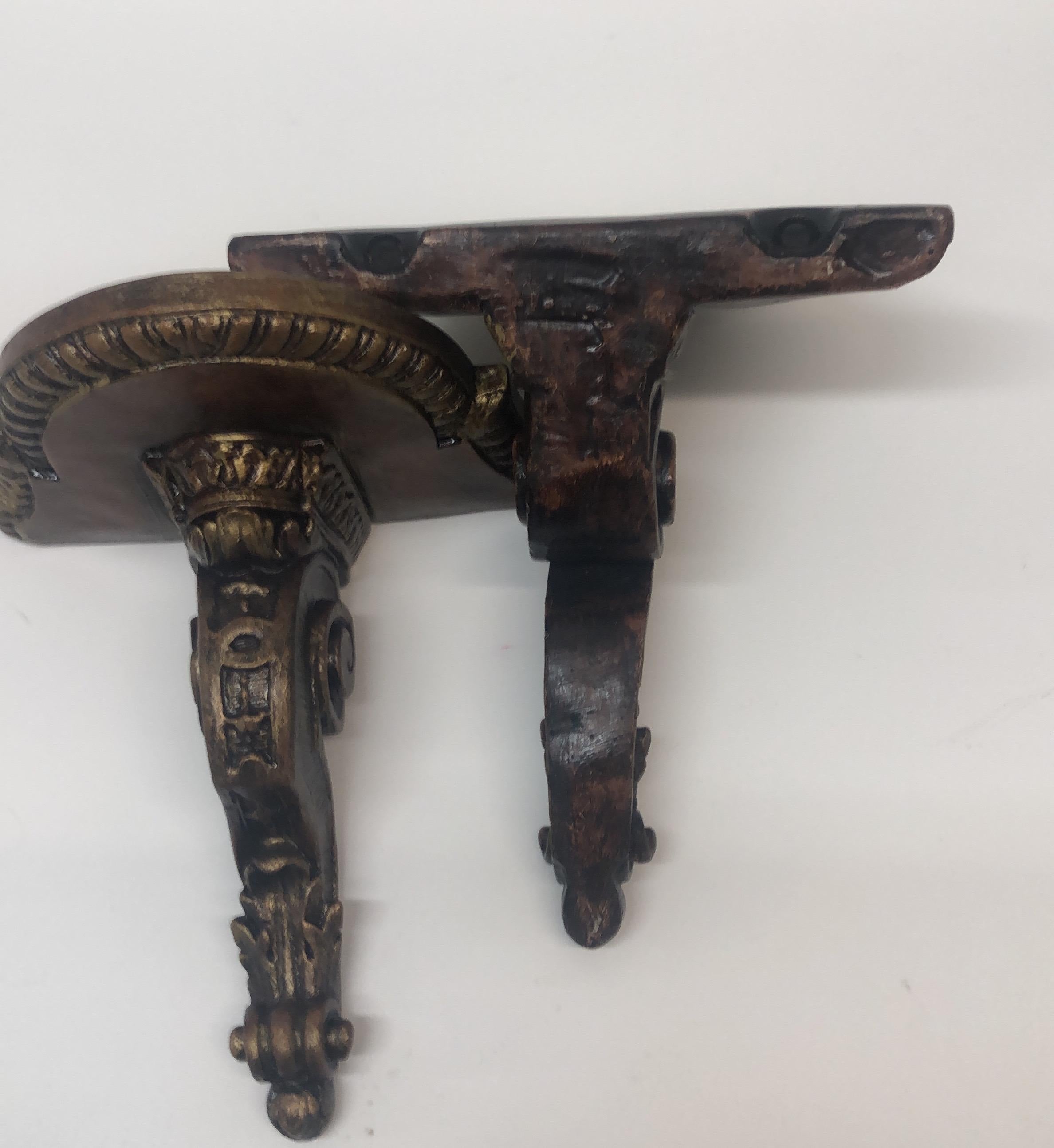 Paar dekorative Wandhalterungen aus Blattgold im Zustand „Gut“ in Oakland Park, FL