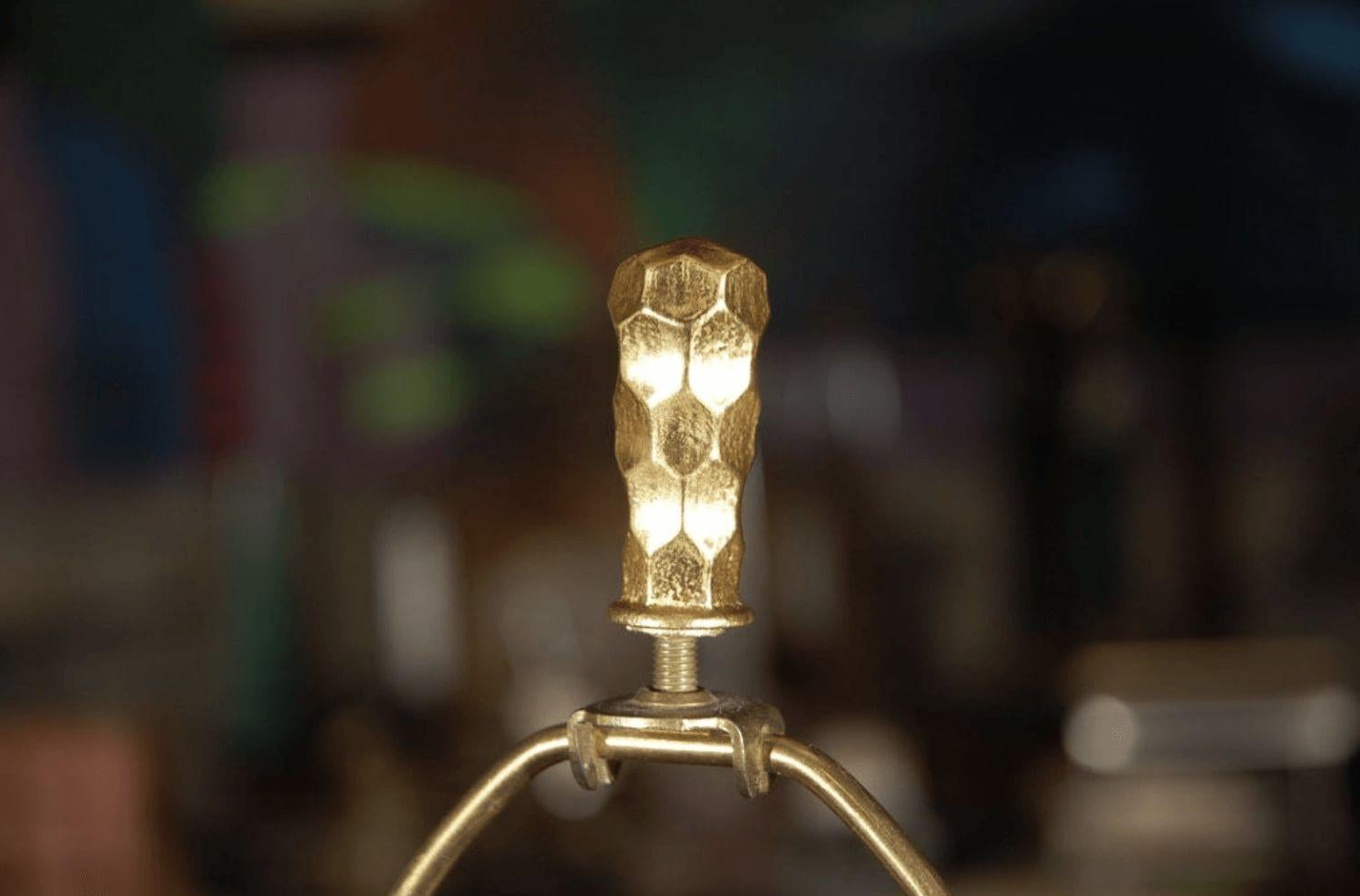 Ein elegantes Paar goldener Florence-Leaf-Lampen, entworfen von Bryan Cox. Die Sockel sind in einem atemberaubenden geometrischen Wabendesign gehalten. Misst 22