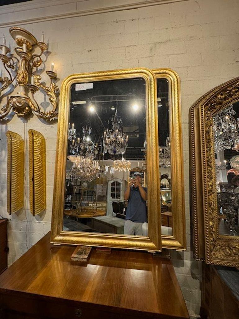 Magnifique paire de miroirs Louis Philippe avec motif en X et bordure intérieure perlée. Des beautés classiques traditionnelles qui s'intègrent bien dans une variété de décors ! Fabuleux !
39.5w x 67h