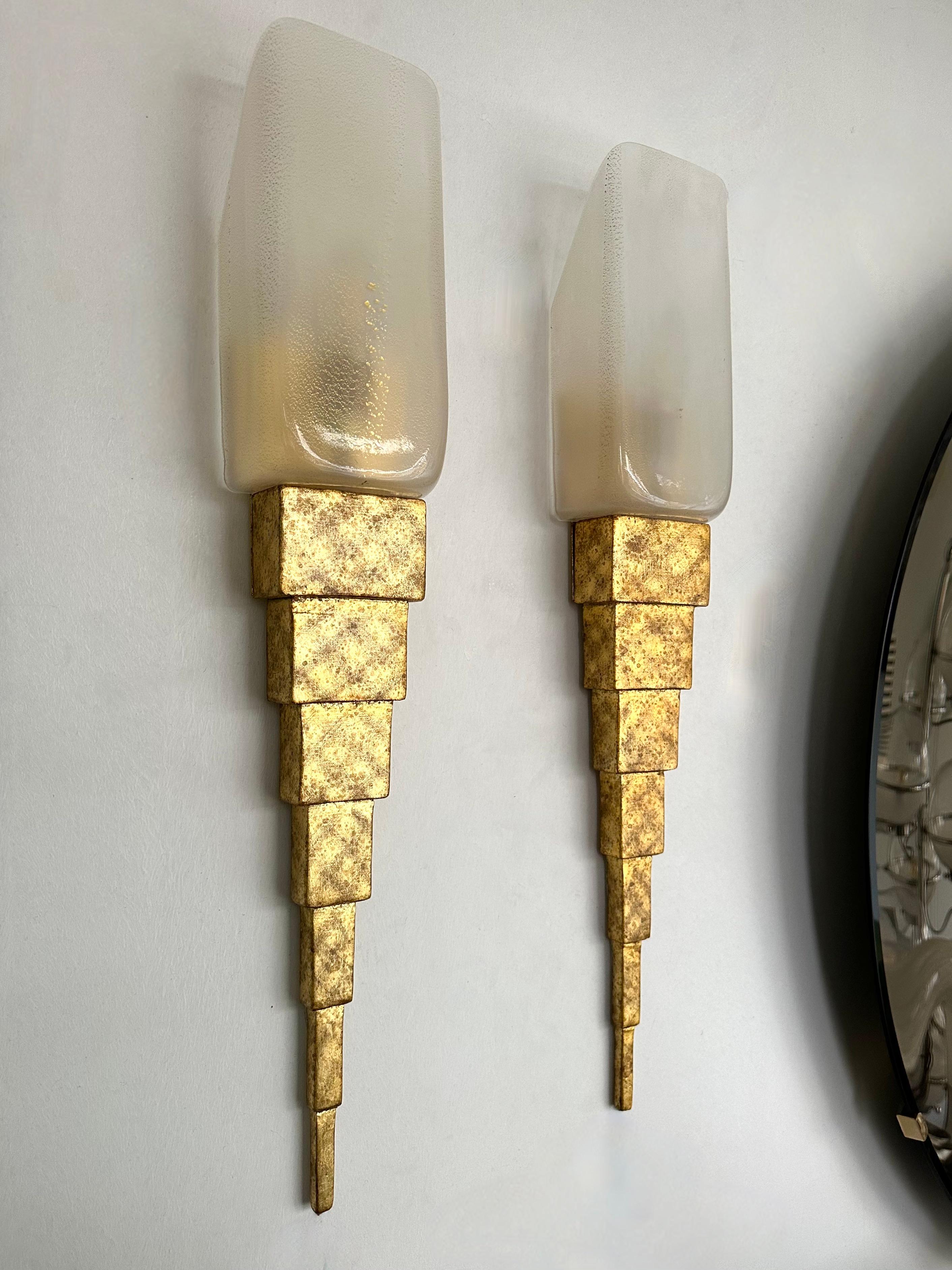 Pareja de apliques de cristal de Murano dorado y madera dorada de Terzani, Italia, años 90 en venta 3