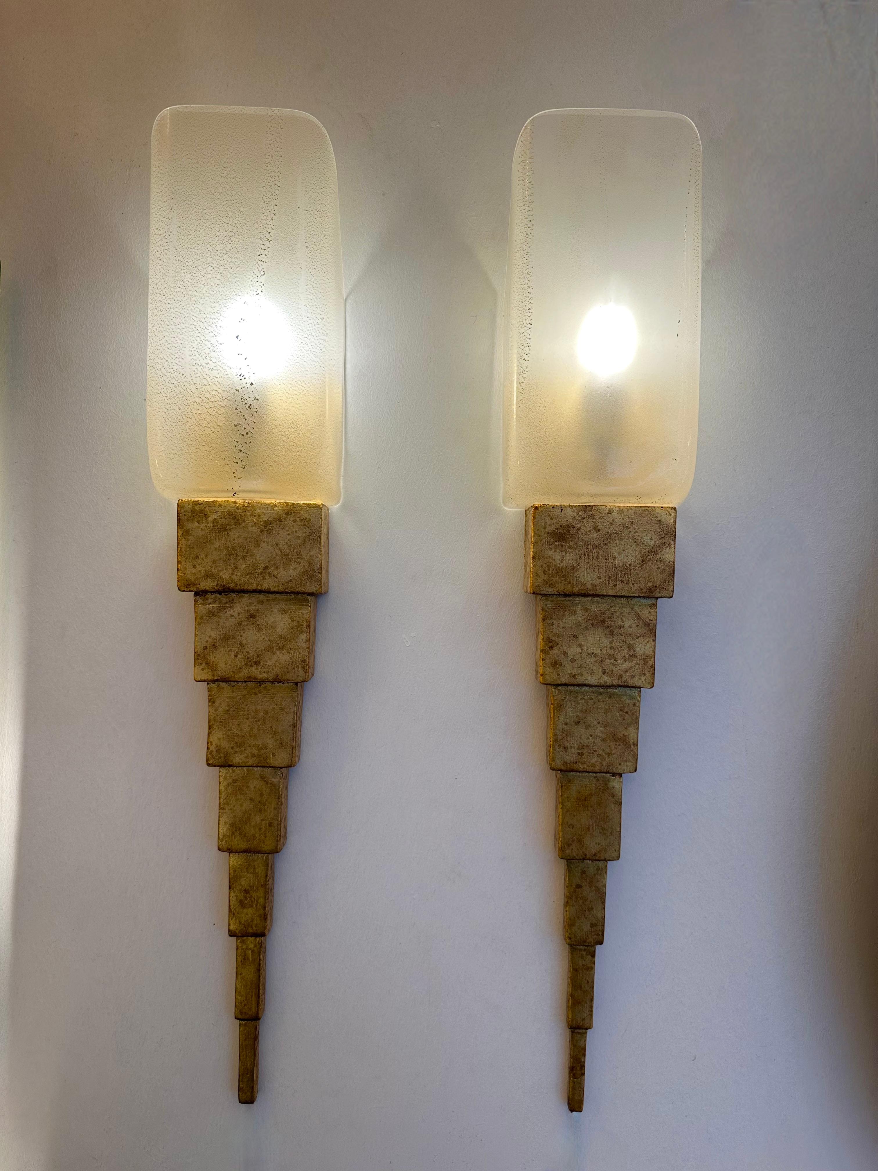 Pareja de apliques de cristal de Murano dorado y madera dorada de Terzani, Italia, años 90 en venta 4