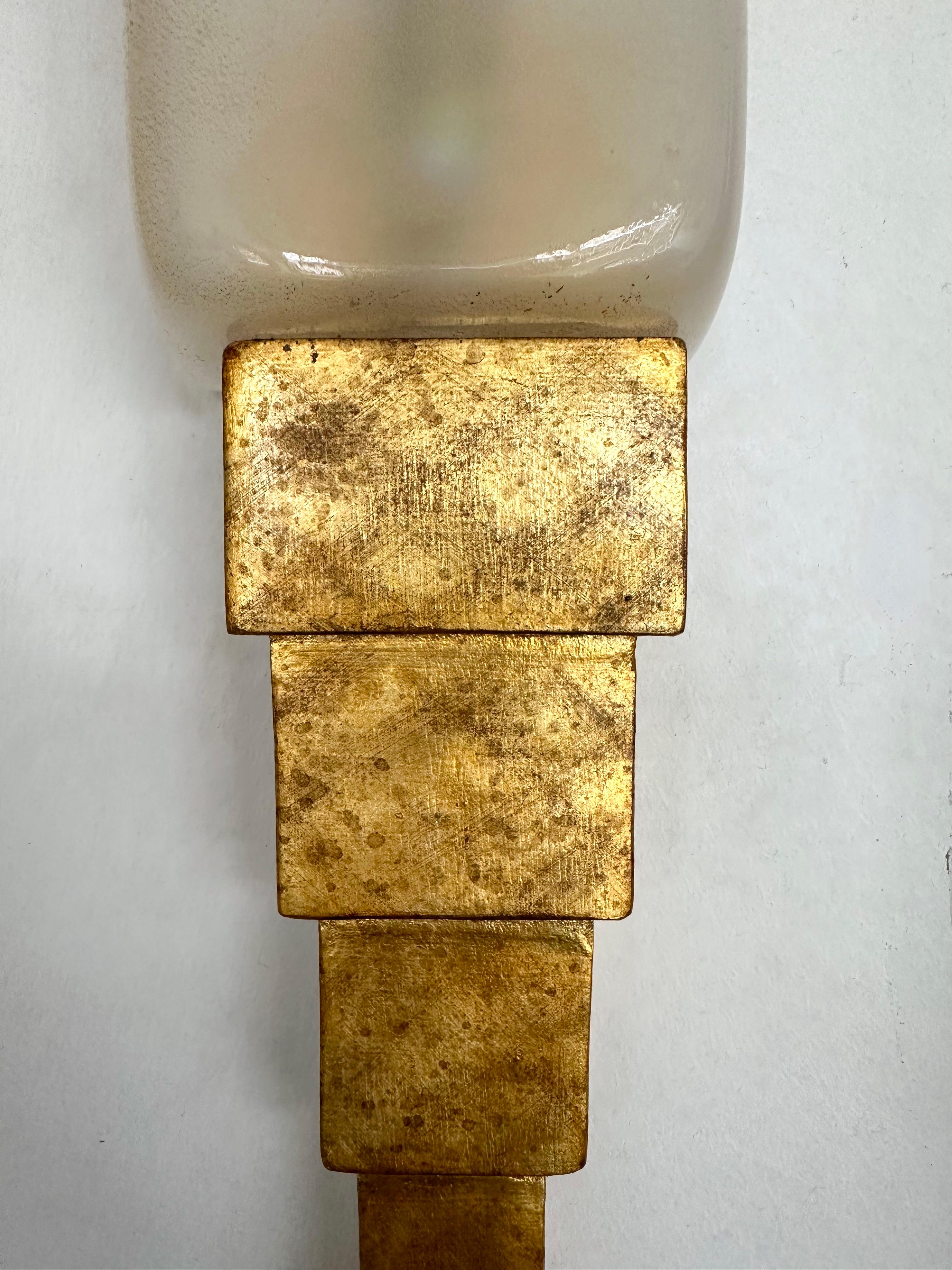 Pareja de apliques de cristal de Murano dorado y madera dorada de Sergio Terzani Firenze, etiqueta original del fabricante fechada en 1999. En el ambiente de la Modernidad de mediados de siglo, la Regencia de Hollywood, Venini, Mazzega, La Murrina,