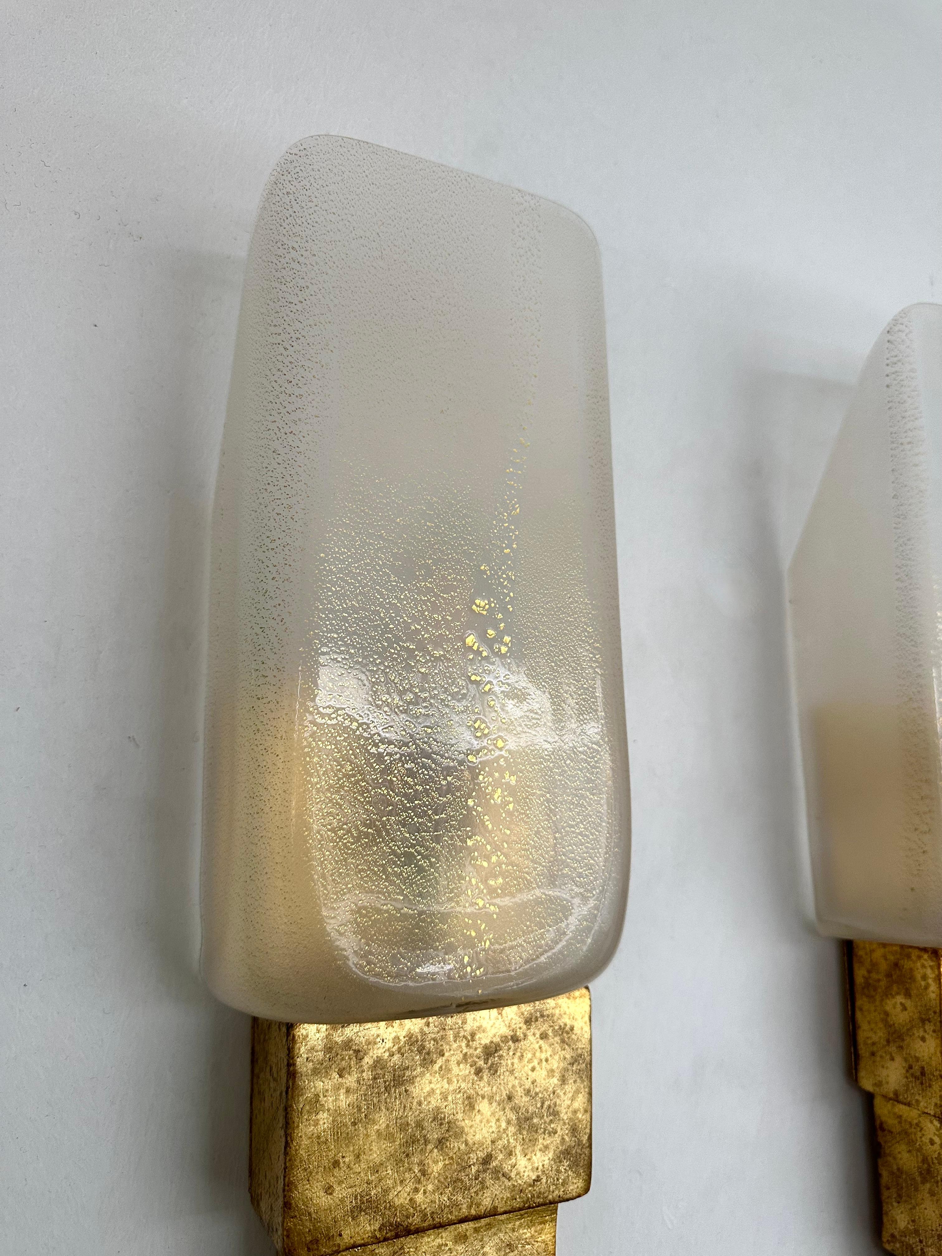 Pareja de apliques de cristal de Murano dorado y madera dorada de Terzani, Italia, años 90 Moderno de mediados de siglo en venta