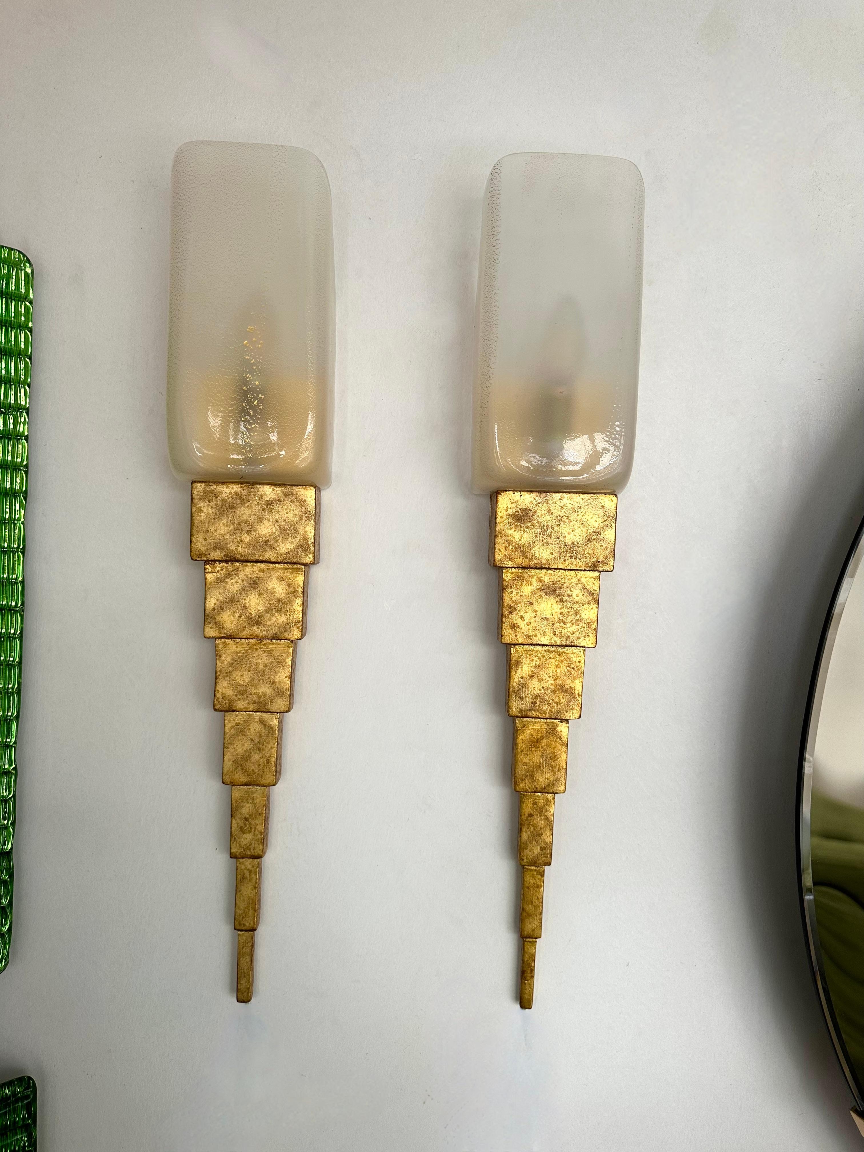 Pareja de apliques de cristal de Murano dorado y madera dorada de Terzani, Italia, años 90 Italiano en venta