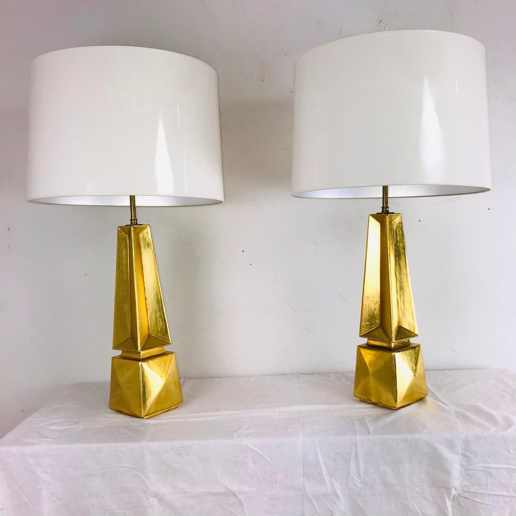 Moderne Paire de lampes de table en forme d'obélisque en feuille d'or en vente