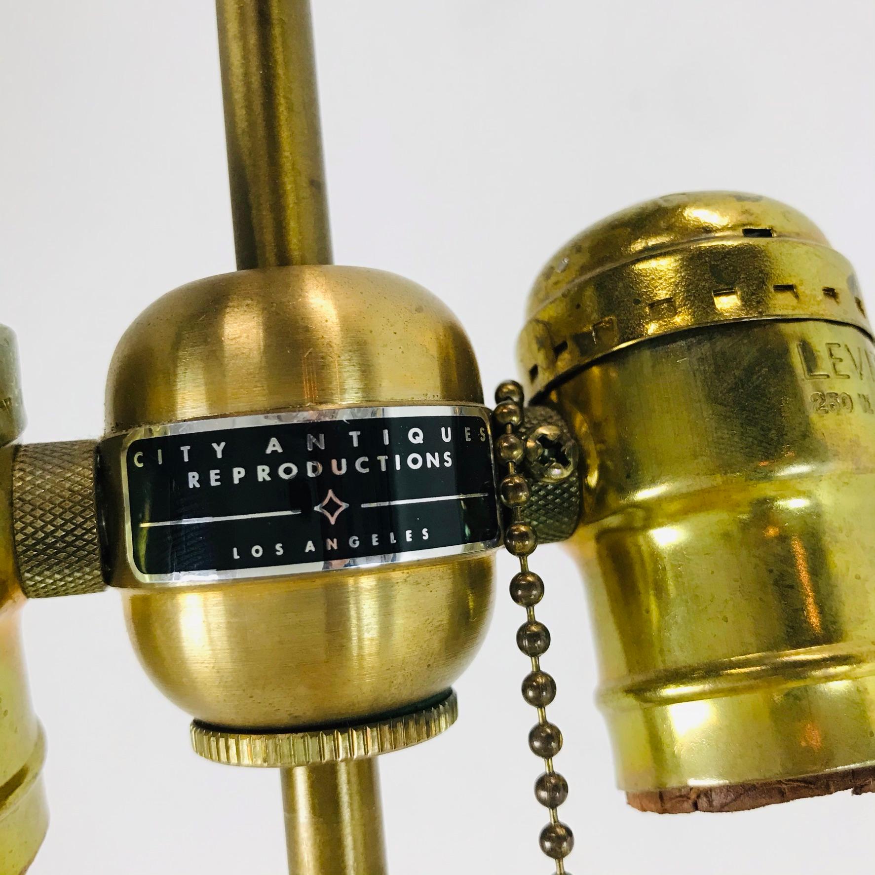 Paire de lampes de table en forme d'obélisque en feuille d'or en vente 2