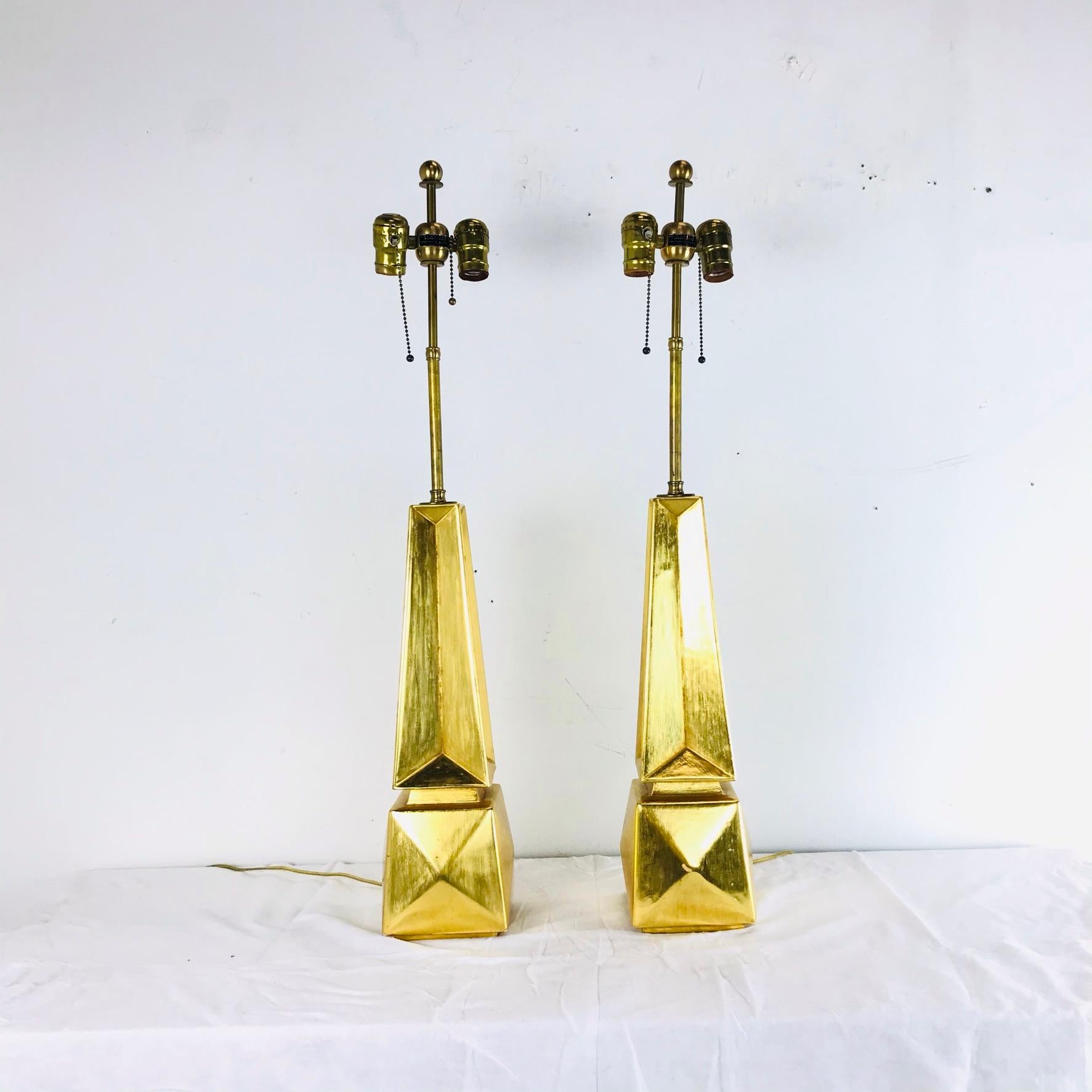 Paire de lampes de table en forme d'obélisque en feuille d'or en vente 3