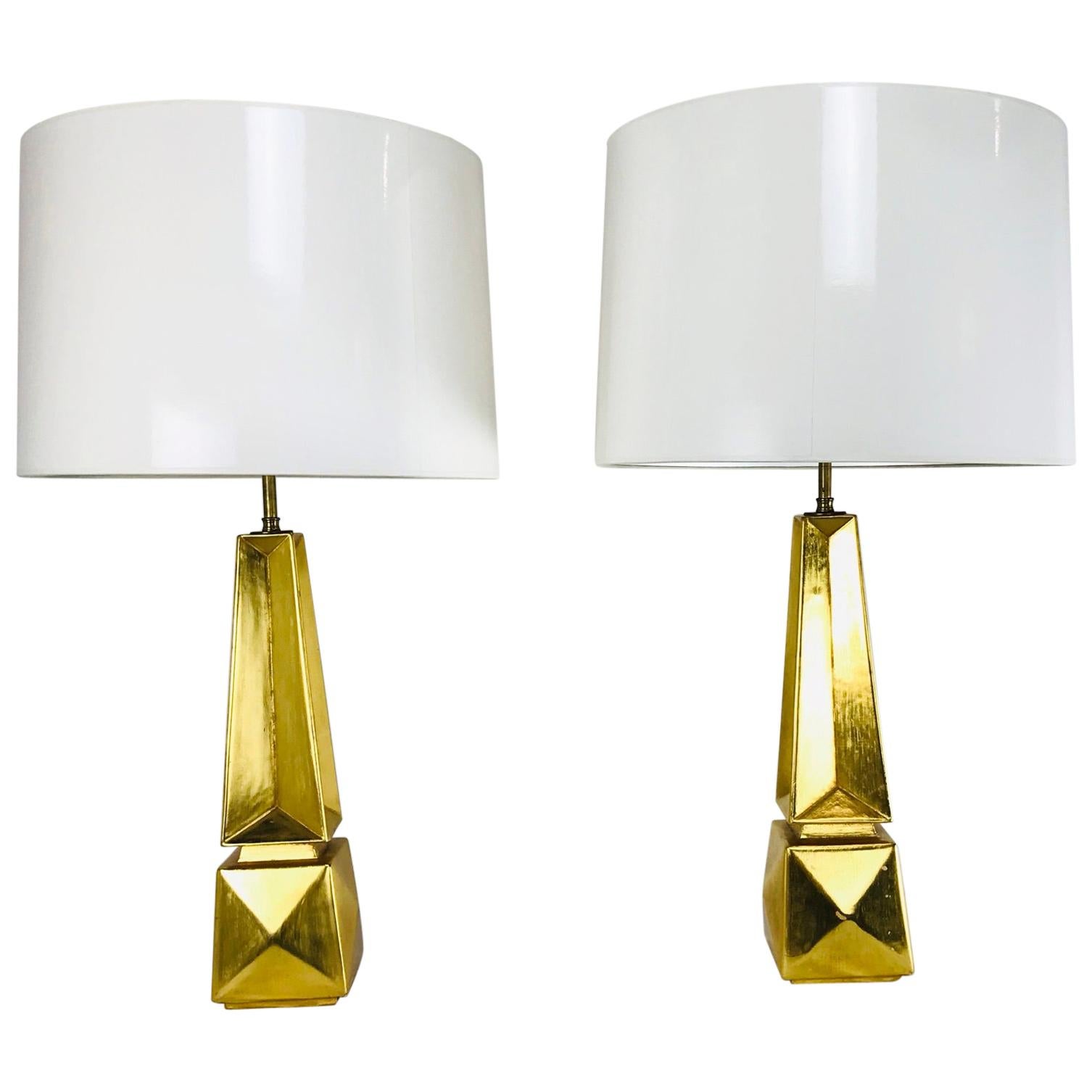 Paire de lampes de table en forme d'obélisque en feuille d'or