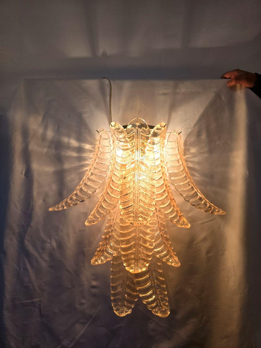 Pareja de apliques de cristal de Murano con hojas doradas Italiano en venta