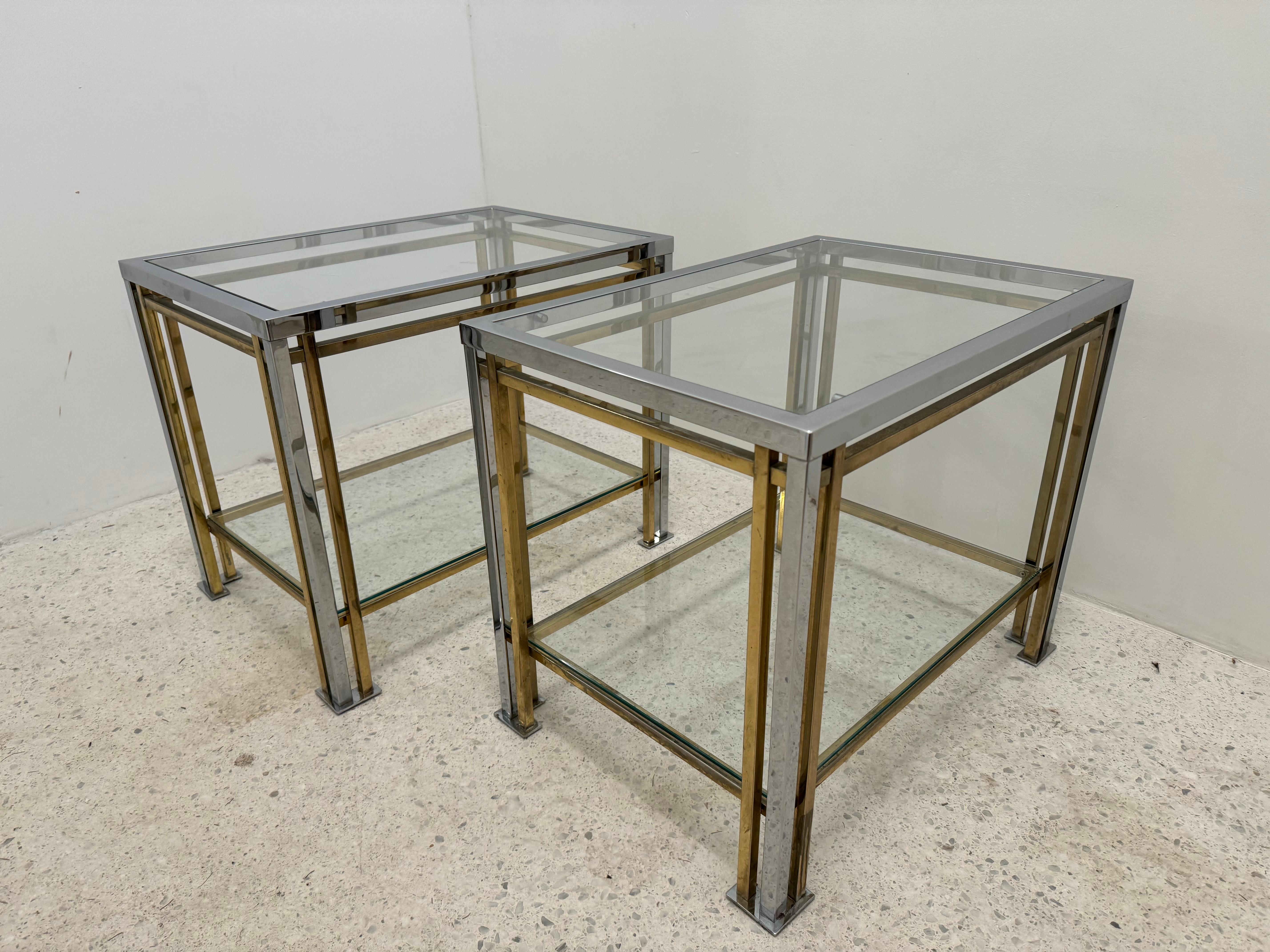 Beistelltische aus Goldmetall und Chrom mit Glasplatte, Paar im Zustand „Gut“ im Angebot in Brussels , BE