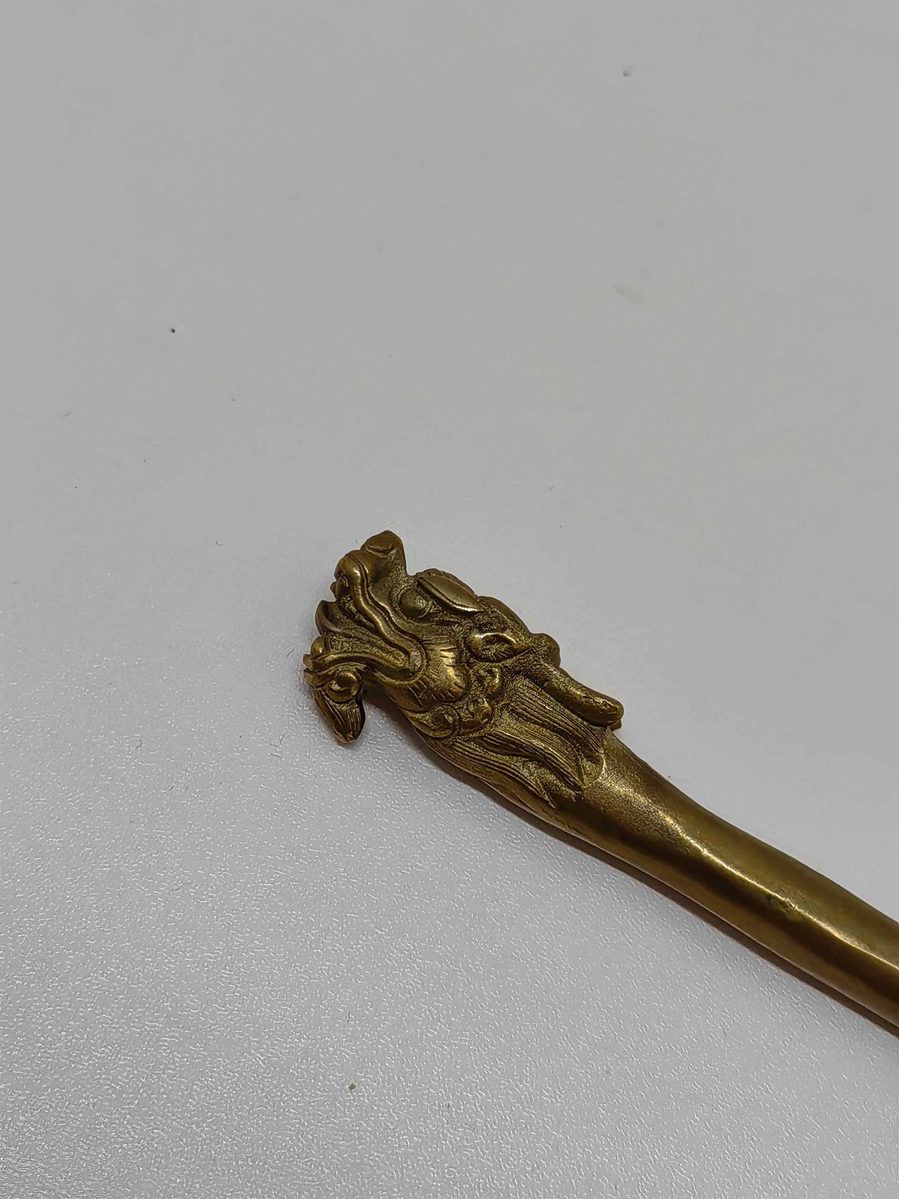 Contemporain Paire d'épingles à cheveux chinoises en métal doré représentant un dragon et un Phoenix en vente