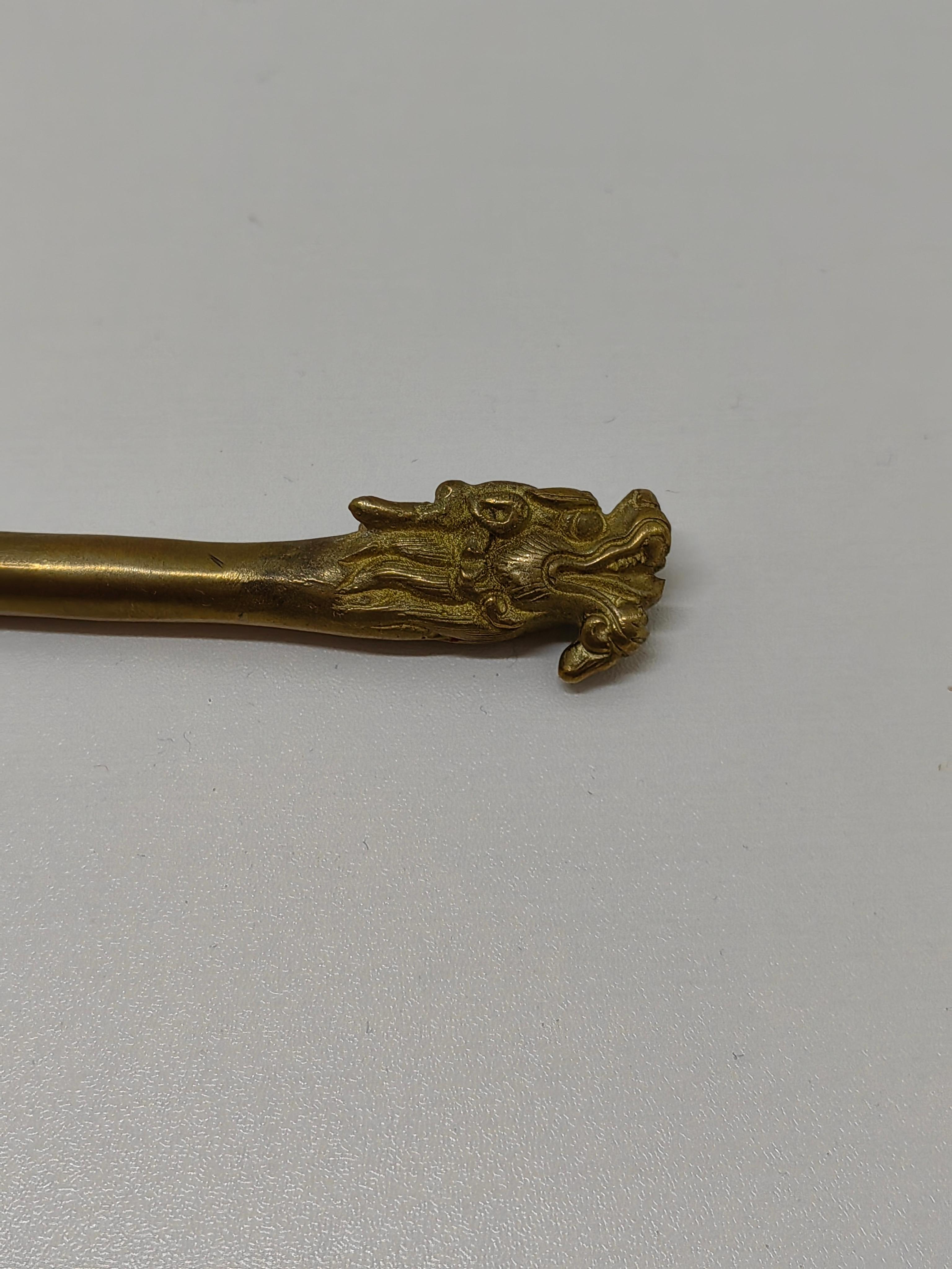 Paire d'épingles à cheveux chinoises en métal doré représentant un dragon et un Phoenix Excellent état - En vente à PUTNEY, NSW