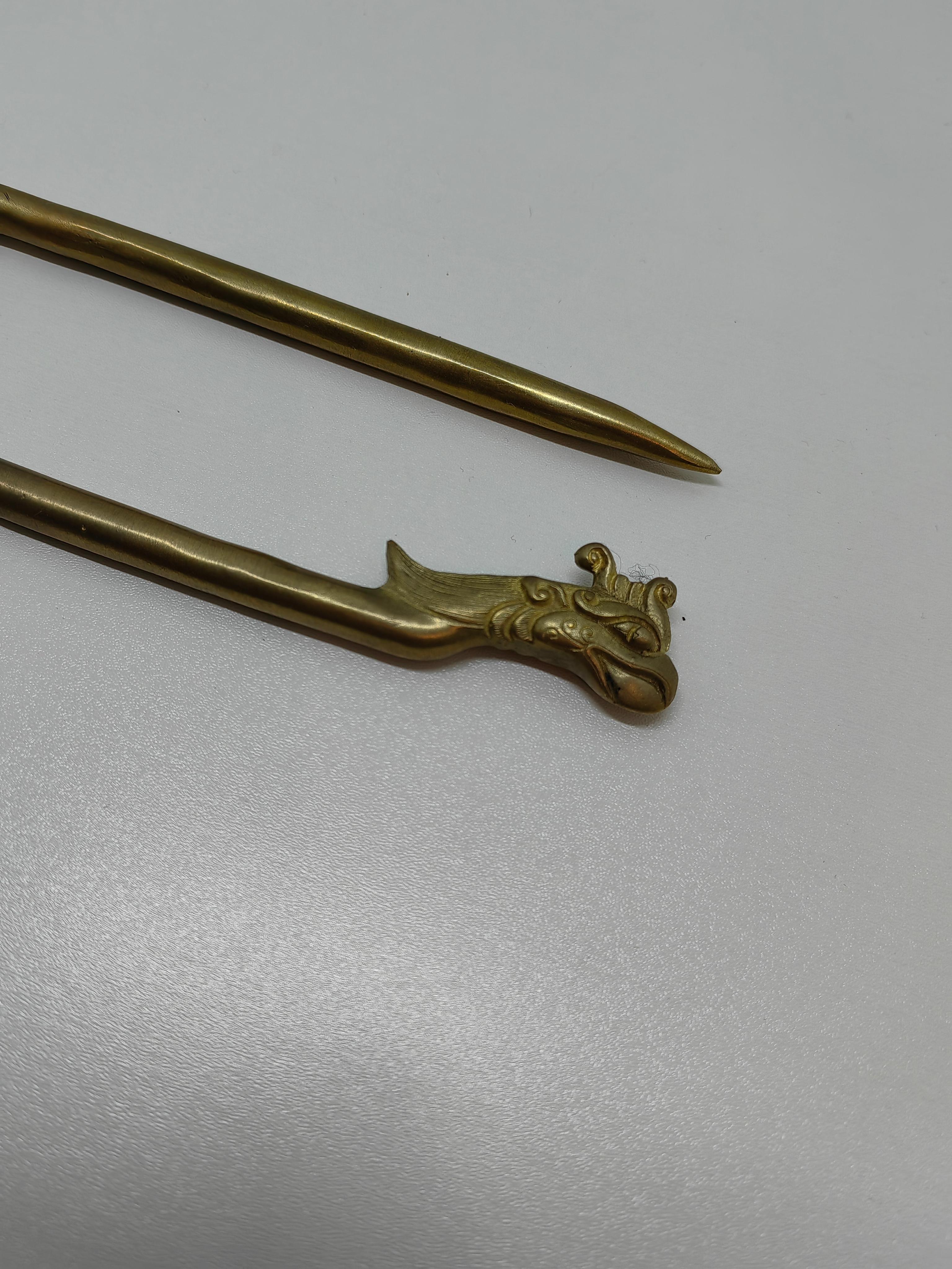 Paire d'épingles à cheveux chinoises en métal doré représentant un dragon et un Phoenix Pour femmes en vente