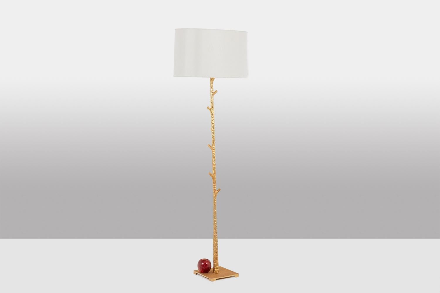 Paar goldene Stehlampen aus Metall. 20. Jahrhundert. (Vergoldet) im Angebot