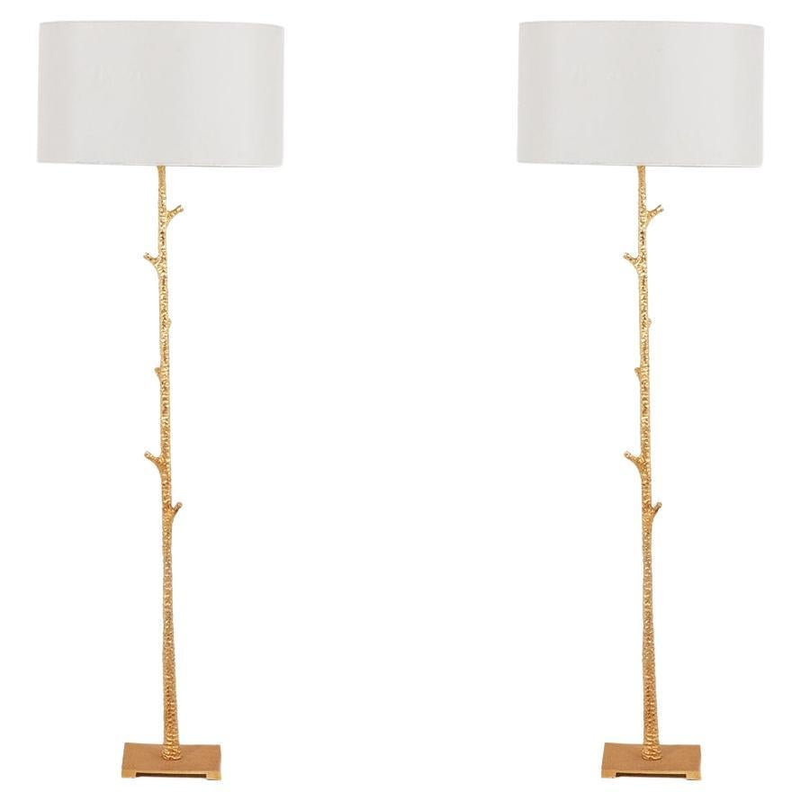 Paar goldene Stehlampen aus Metall. 20. Jahrhundert. im Angebot