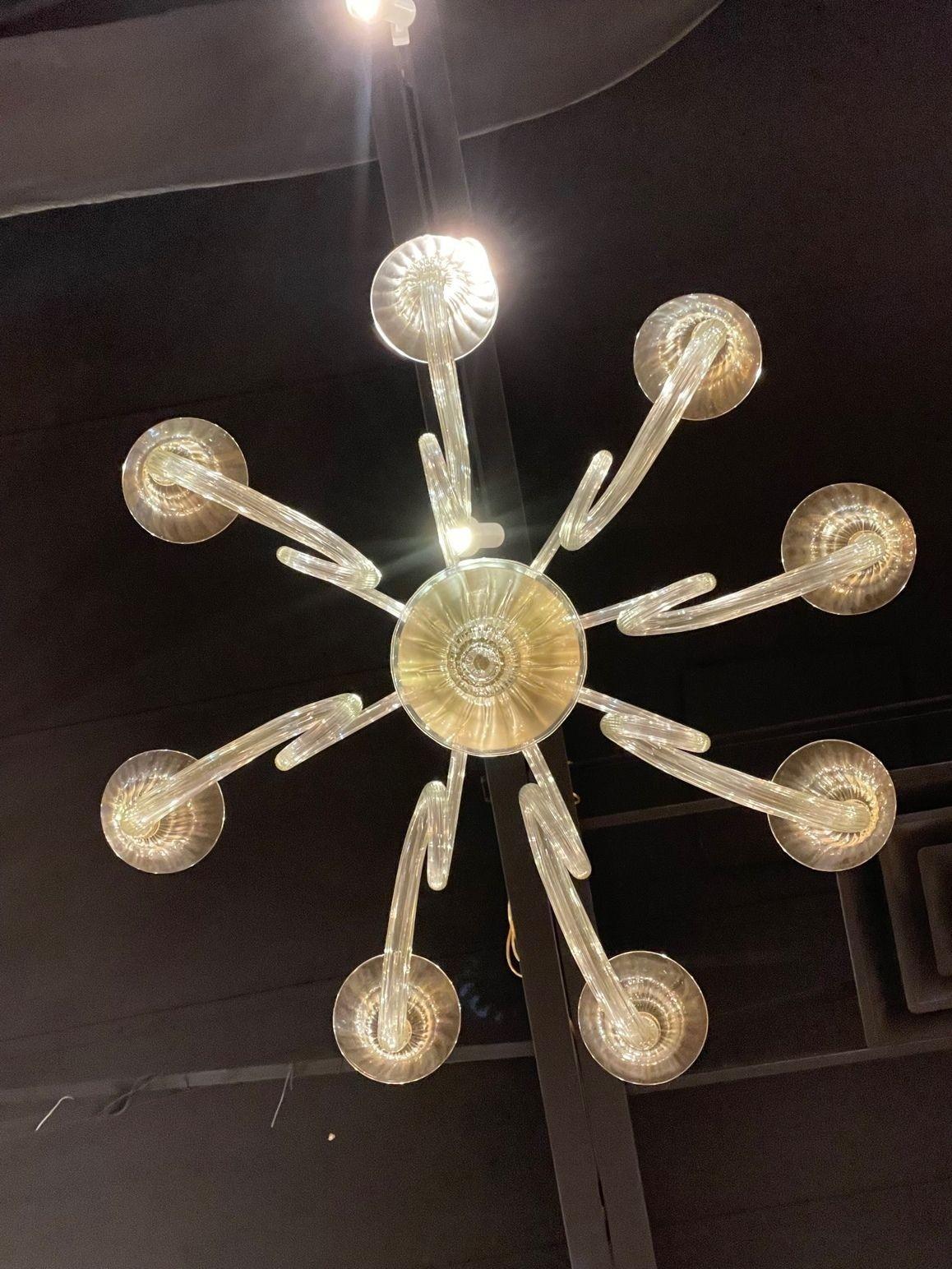 Coppia di lampadari in vetro di Murano oro in vendita 1