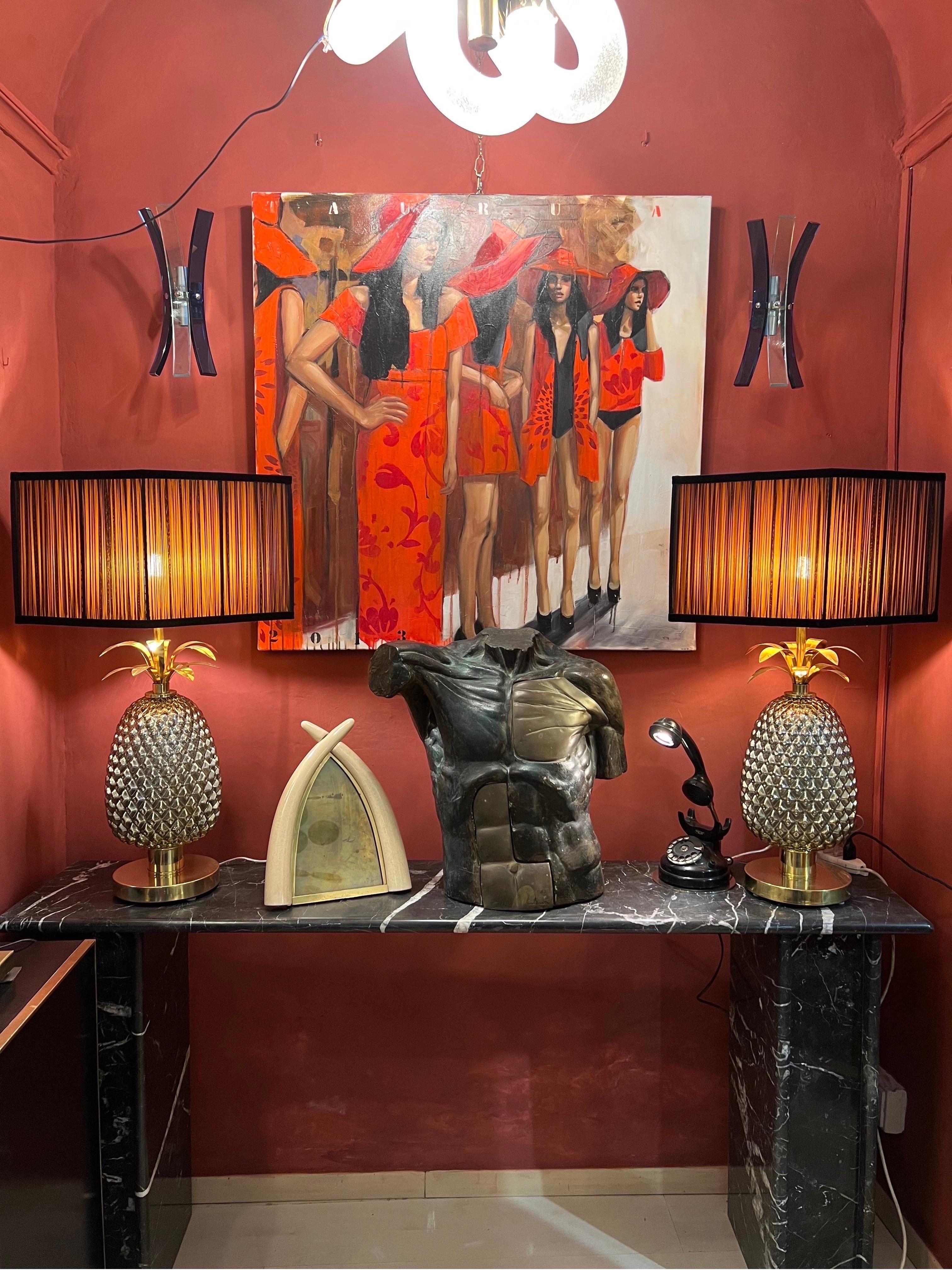 Pair of Gold Murano glass table lamps pineapple shaped with our lampshades and round brass base and details.
The double color-lampshades are handmade in our internal laboratory using ruffled double-color silk chiffon black on the outside and gold