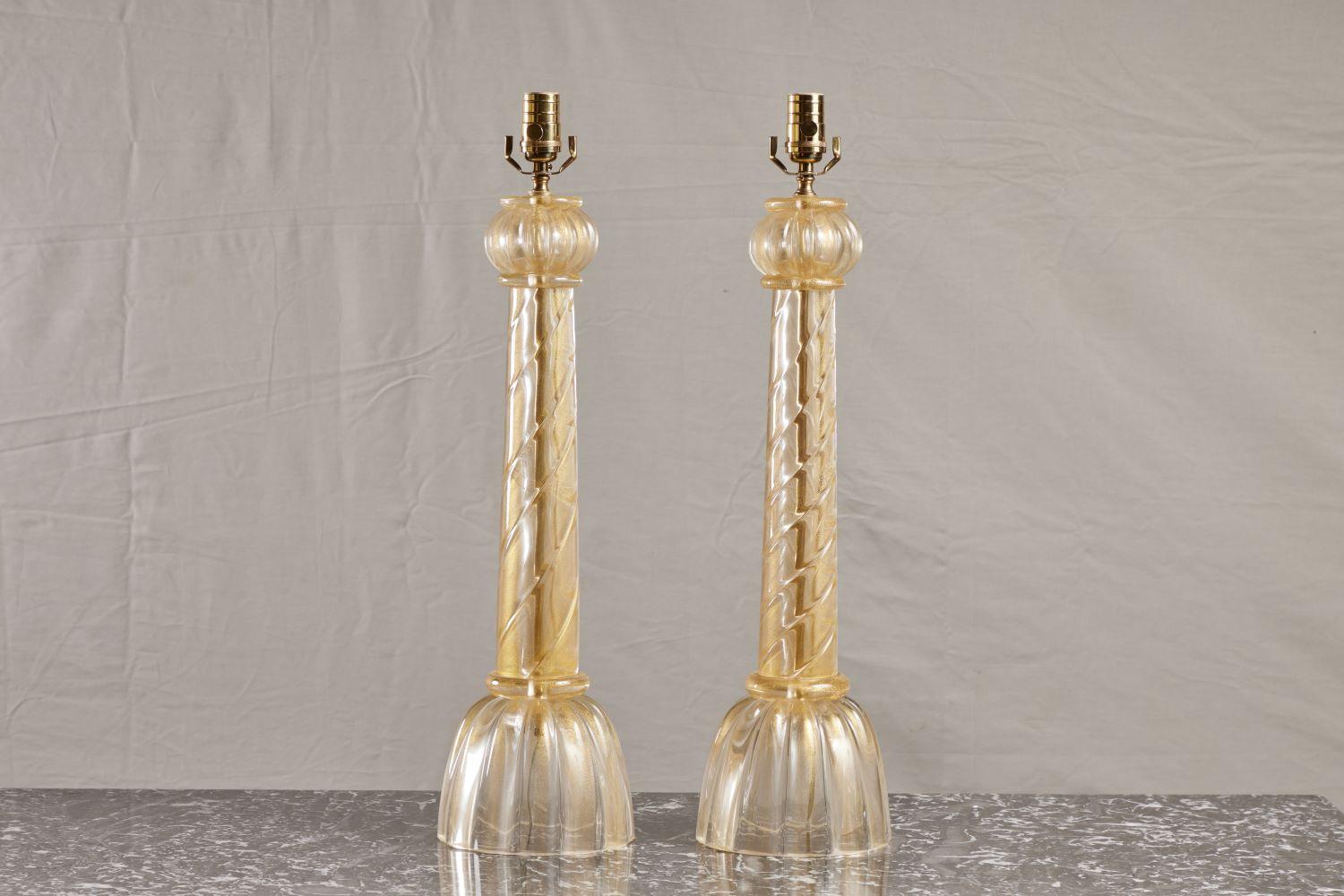 Coppia di lampade con nappe in oro di Murano del XX secolo.