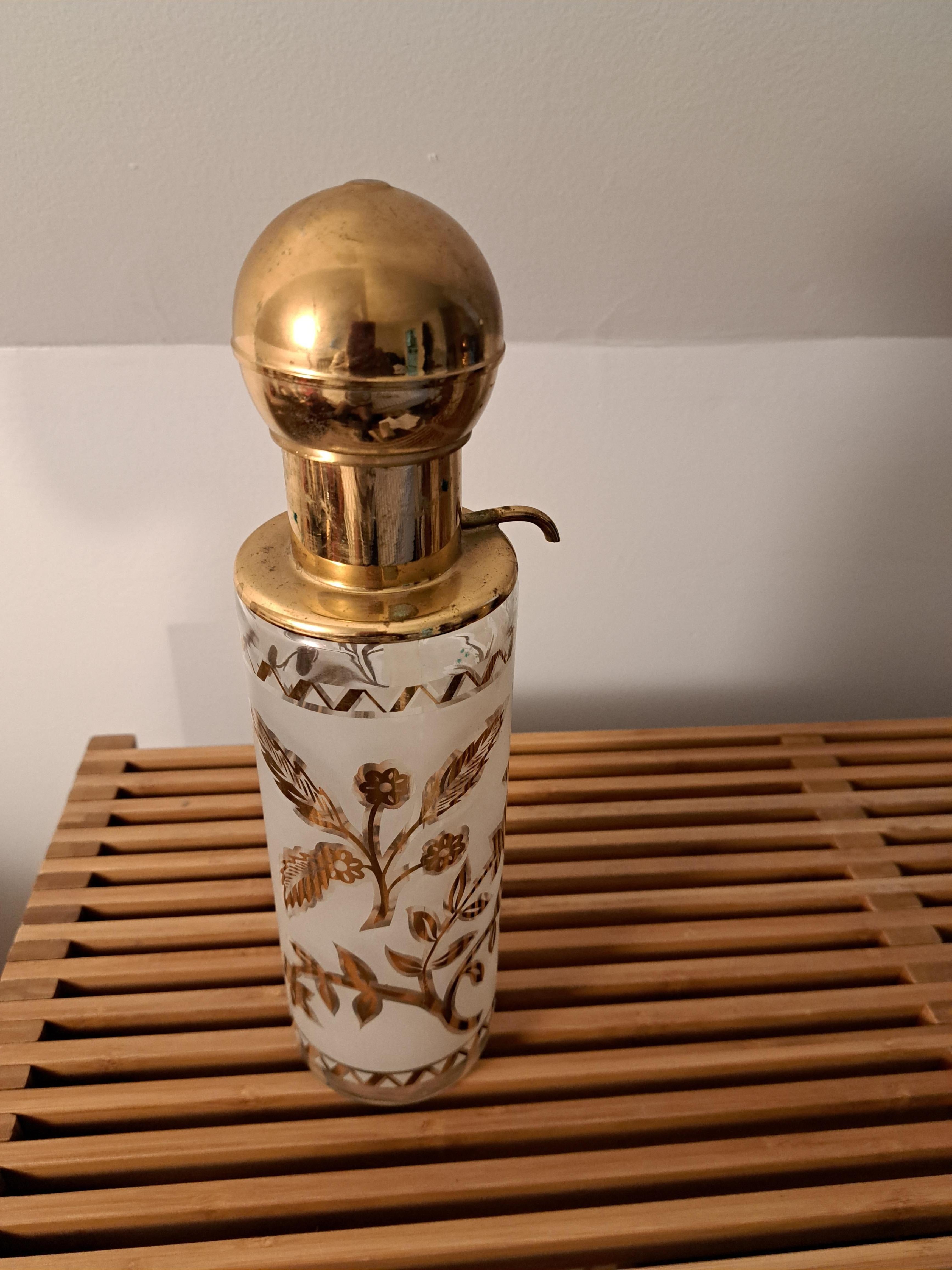 Paire de carafes à pompe en verre du milieu du siècle avec un motif floral peint en or.