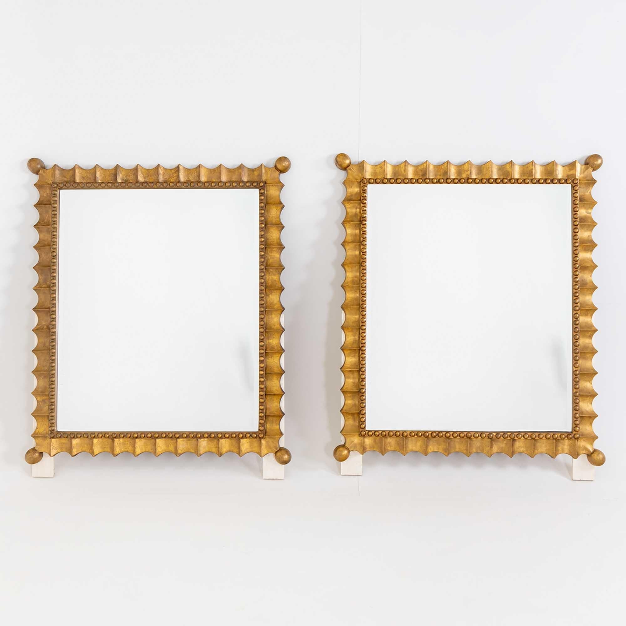 Moderne Paire de miroirs muraux festonnés peints en or, milieu du 20e siècle en vente