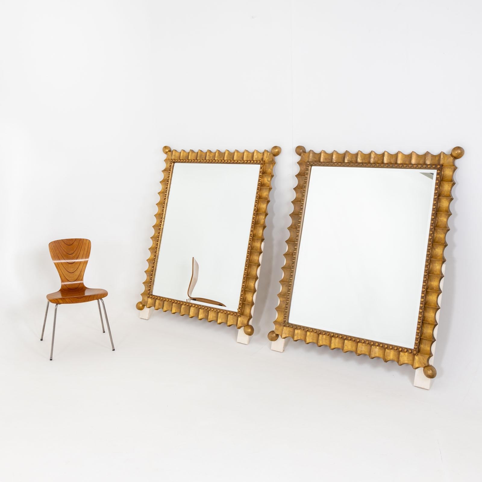 20ième siècle Paire de miroirs muraux festonnés peints en or, milieu du 20e siècle en vente