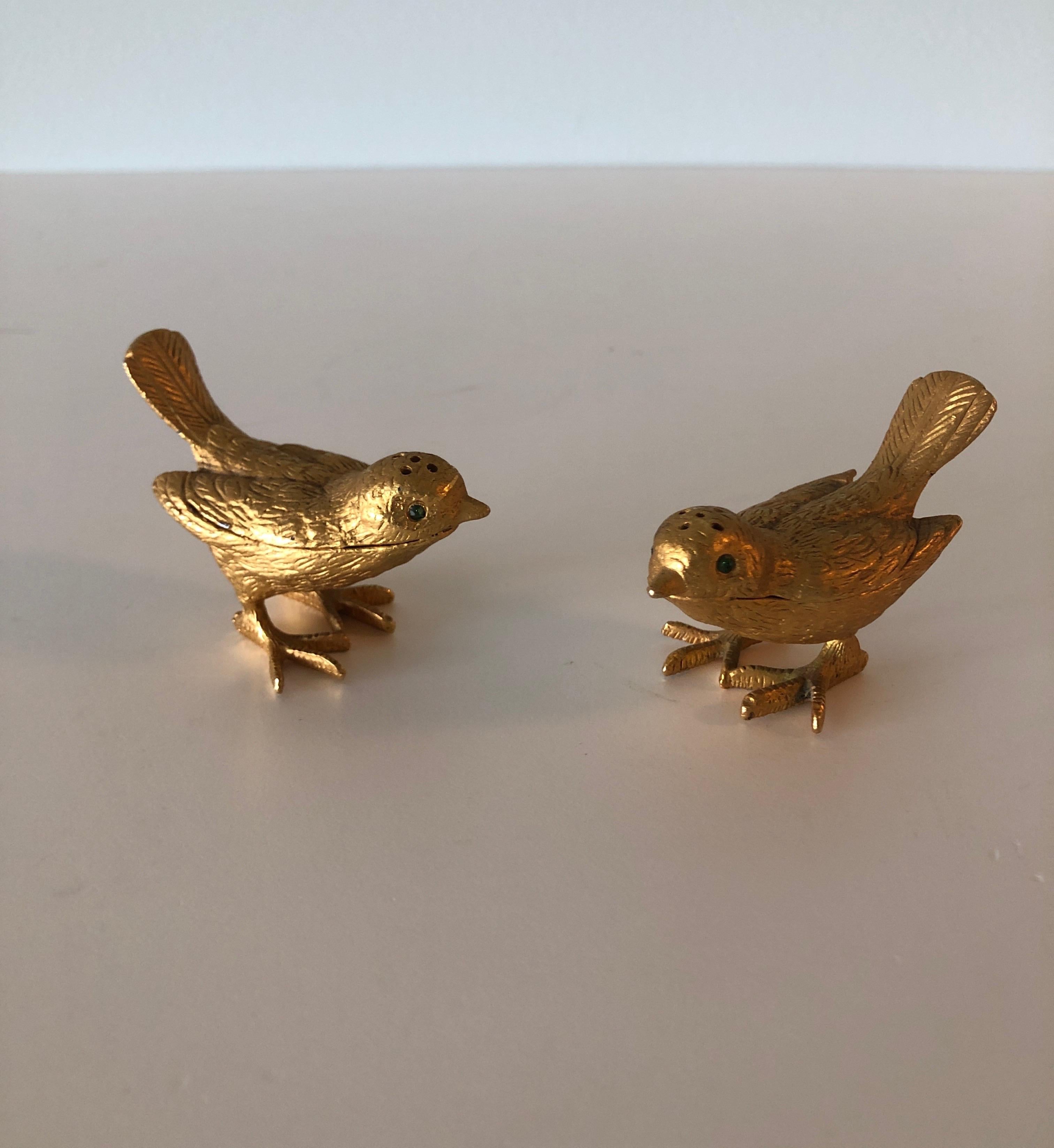 Pair of gold plated birds salt and pepper shakers.
22K gold with jewel eyes.
No stoppers in the back.
Ideal as decoration items.
Size: 3