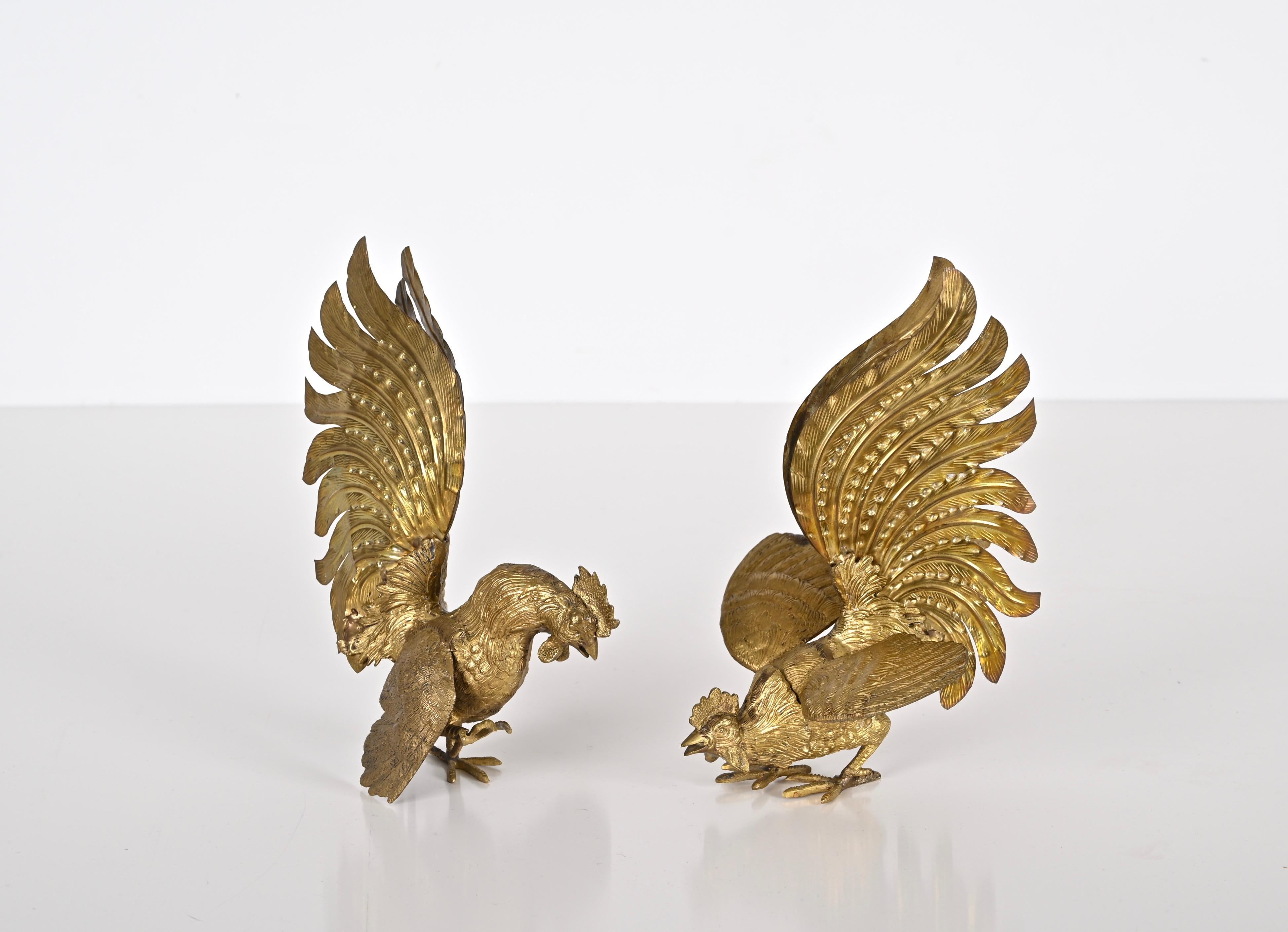 Wunderschönes Paar vergoldeter Kampfhähne als Ornamente. Diese schönen Skulpturen wurden in den 1960er Jahren in Italien hergestellt. 

Ein ikonisches Set aus den 1960er Jahren, das unglaublich selten vergoldet zu finden ist. Diese animierten