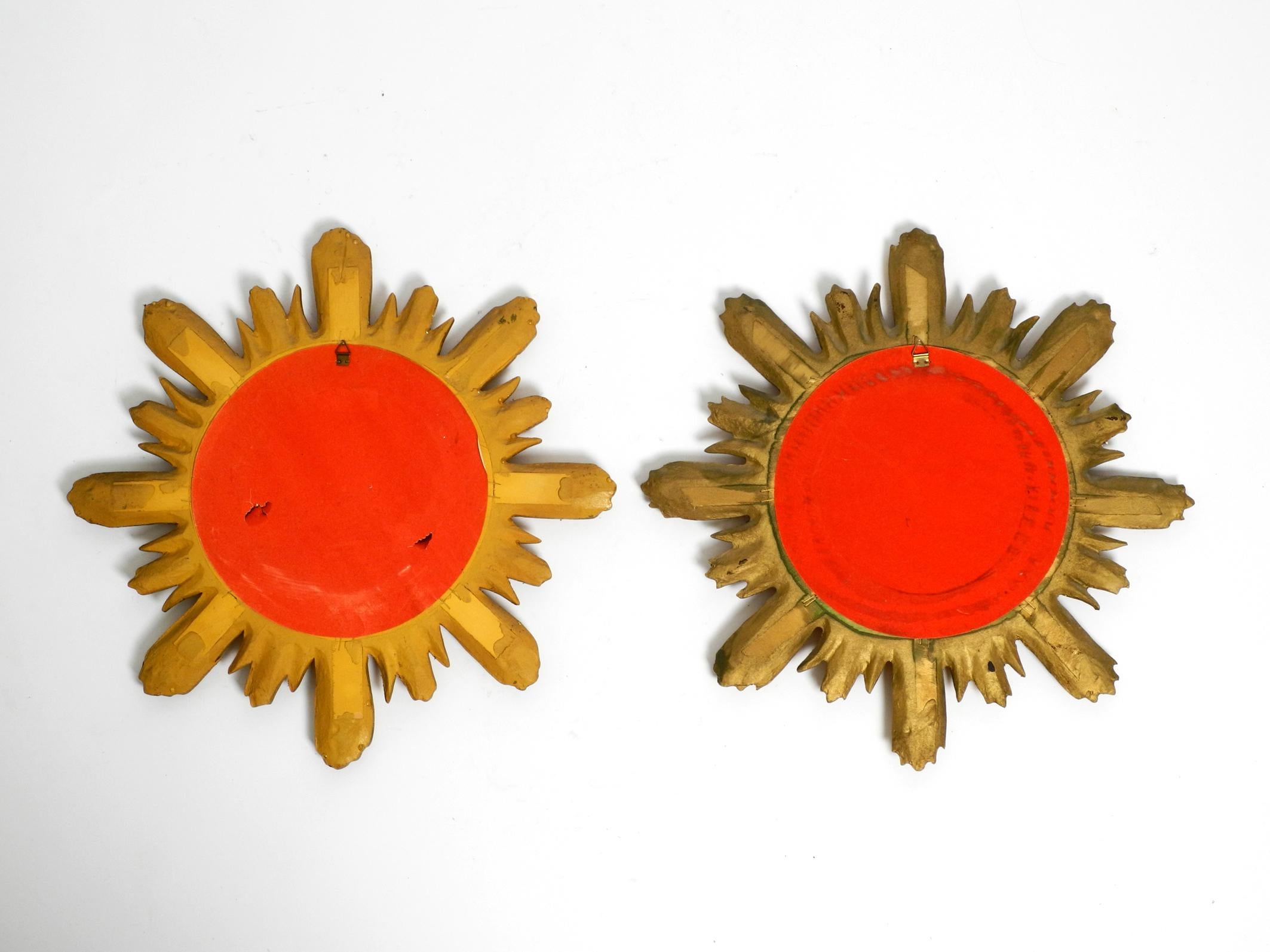 Pair of gold-plated mid-century sunburst wall mirrors made of wood and resin For Sale 3
