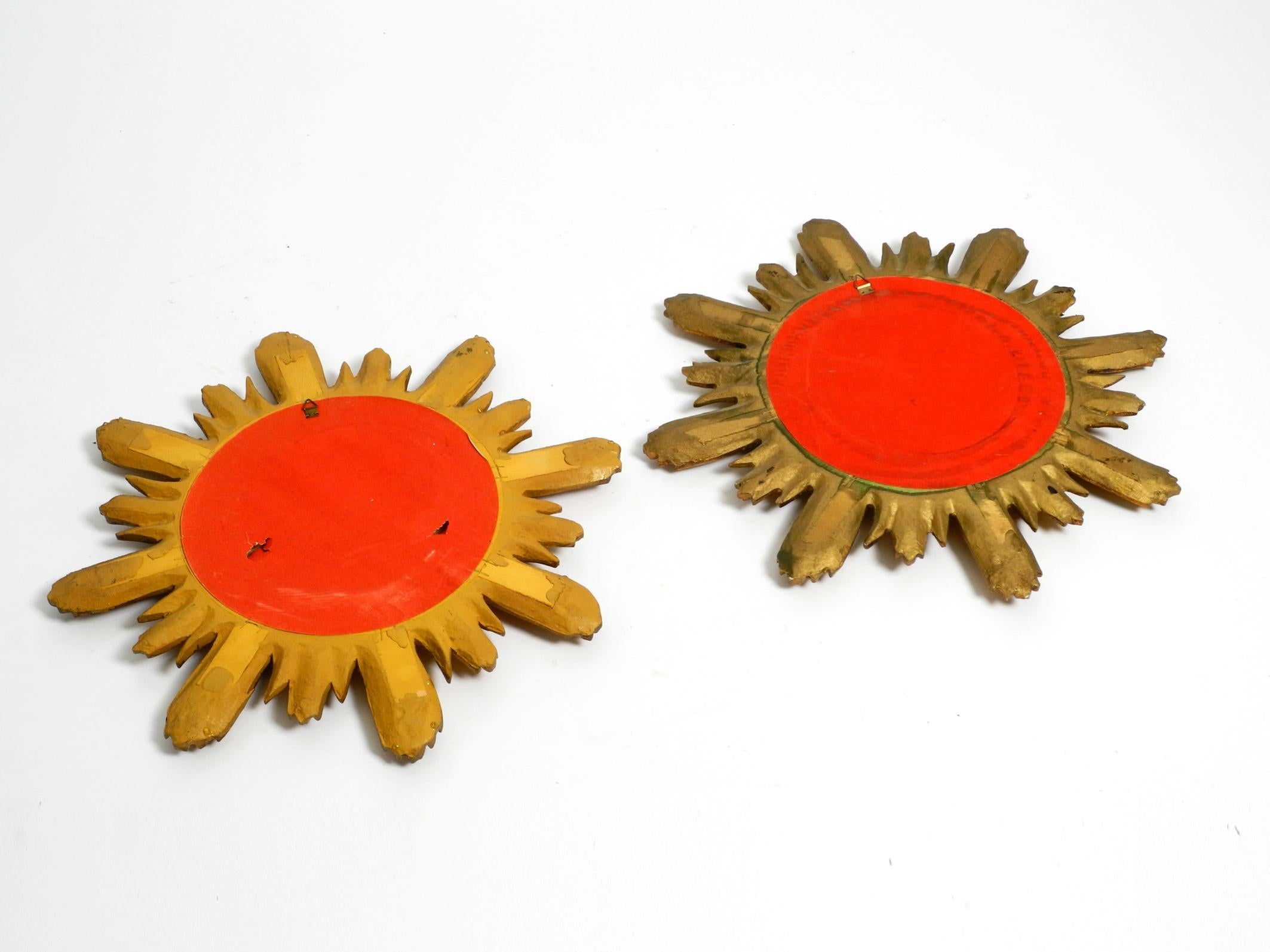 Pair of gold-plated mid-century sunburst wall mirrors made of wood and resin For Sale 4
