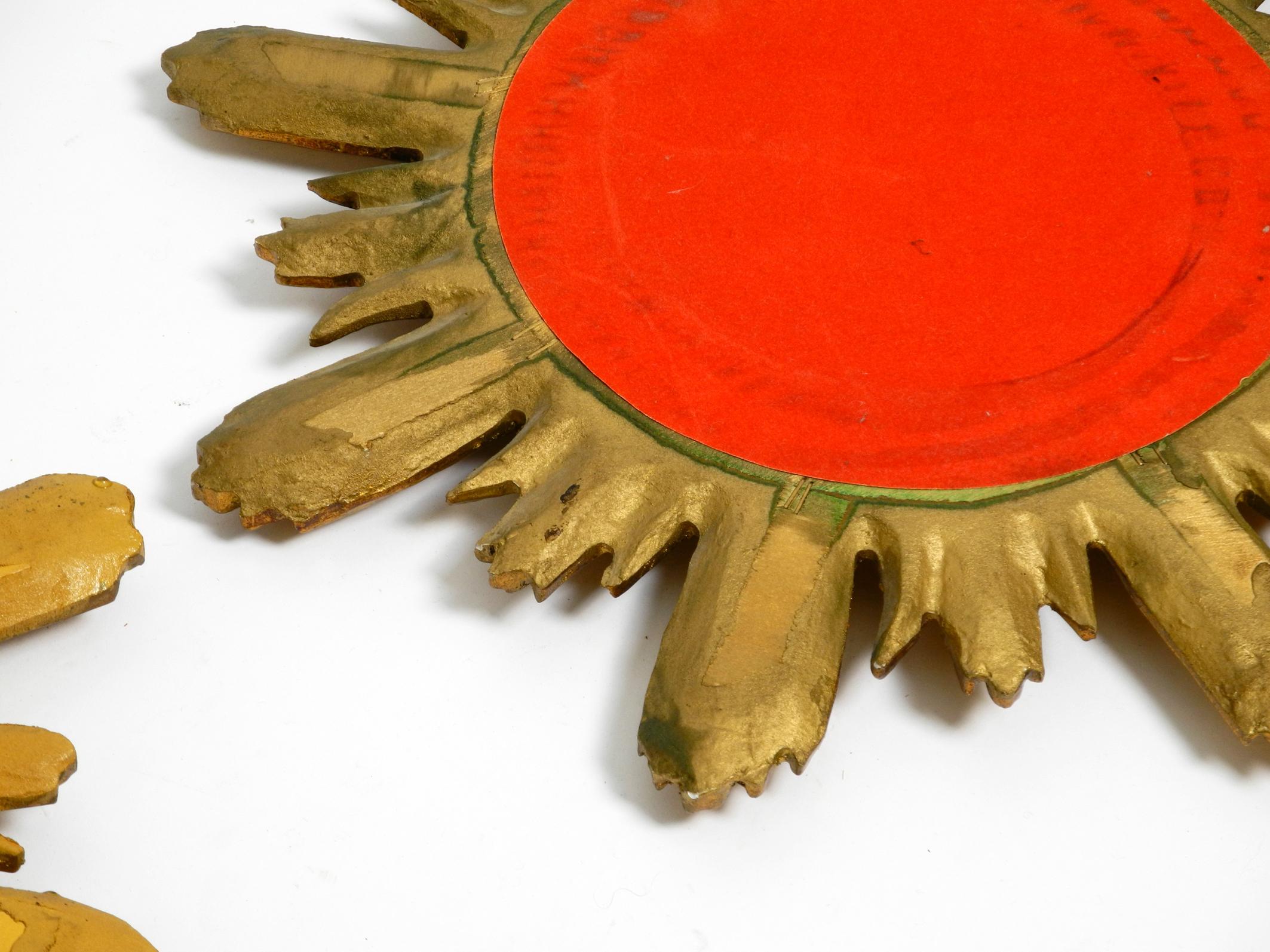Pair of gold-plated mid-century sunburst wall mirrors made of wood and resin For Sale 6
