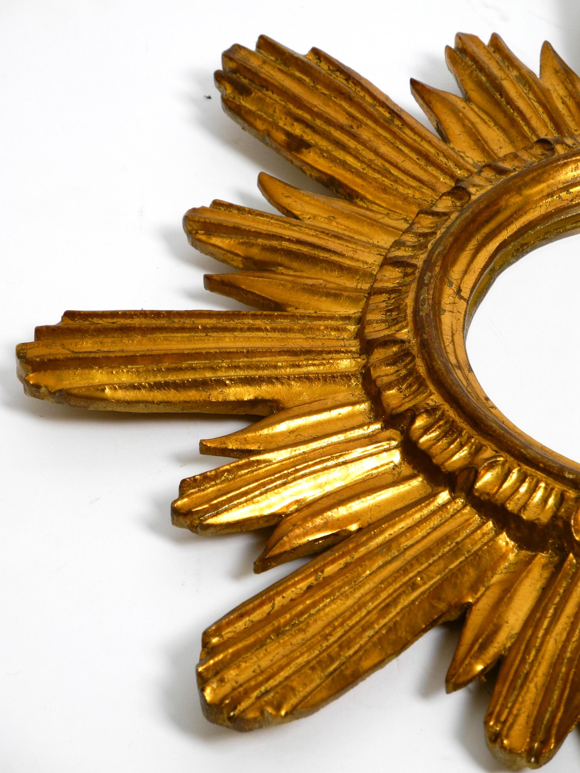 Pair of gold-plated mid-century sunburst wall mirrors made of wood and resin For Sale 8
