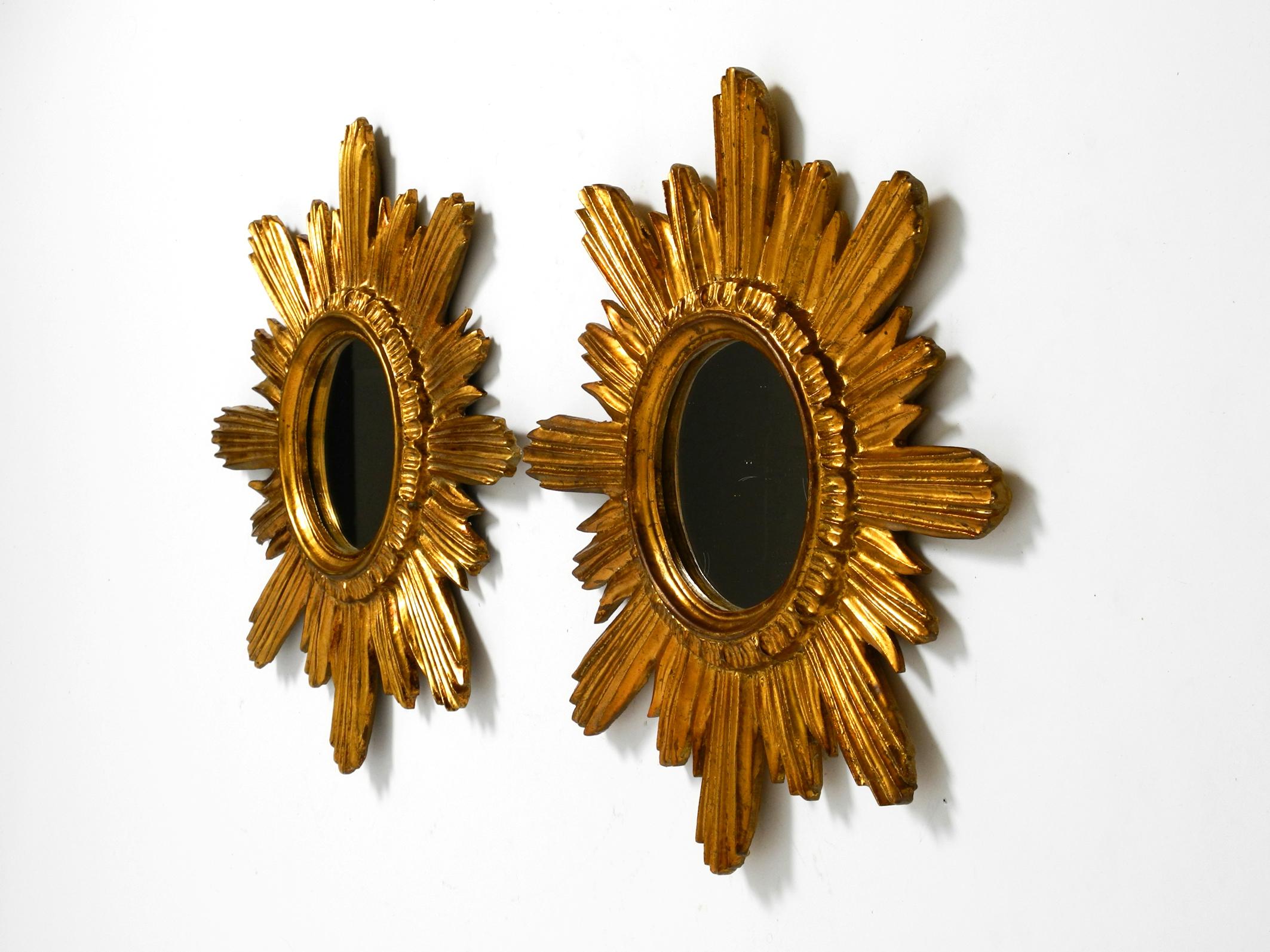 Pair of gold-plated mid-century sunburst wall mirrors made of wood and resin For Sale 10