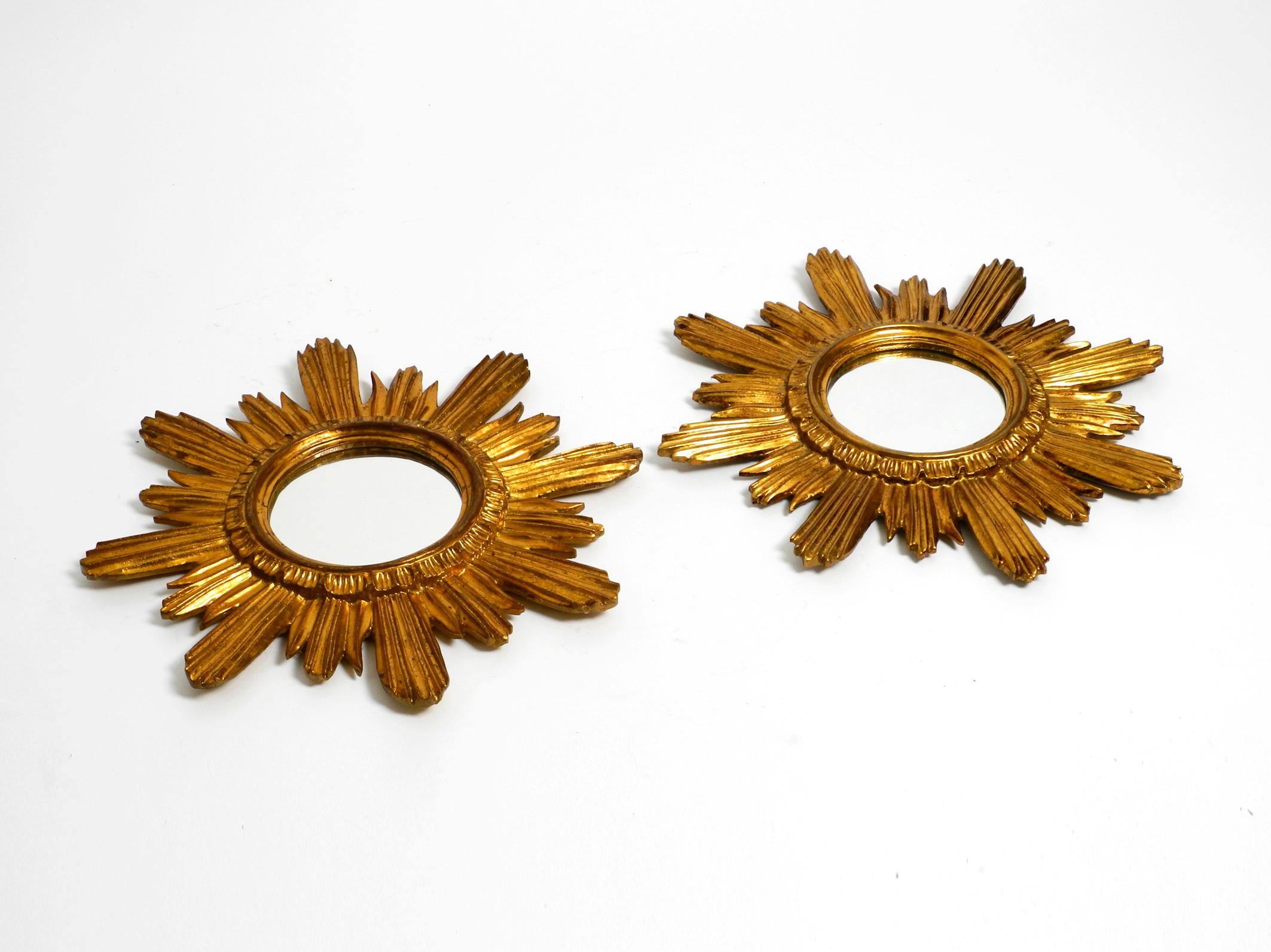 Pair of gold-plated mid-century sunburst wall mirrors made of wood and resin 11