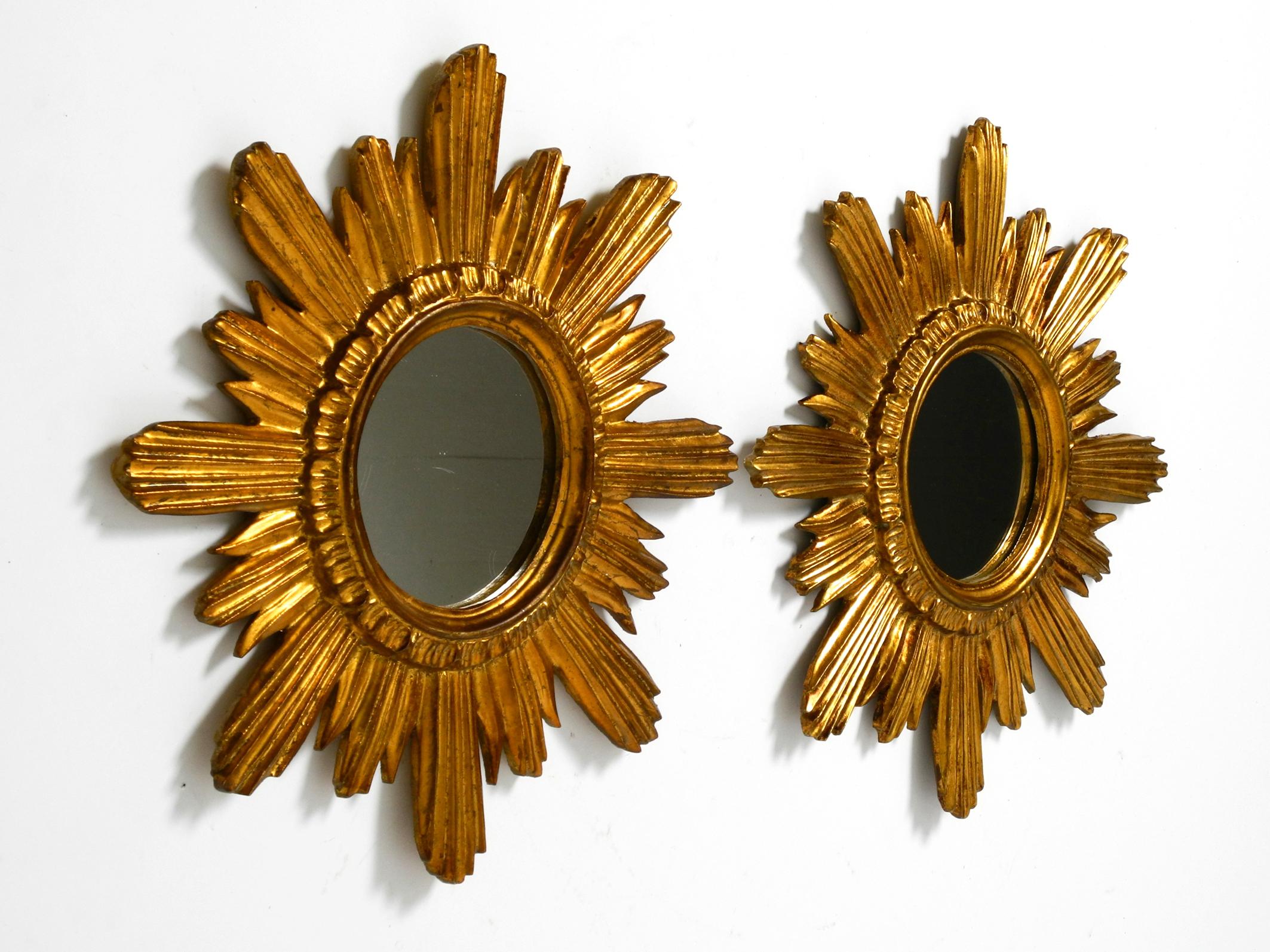 Mid-Century Modern Pair of gold-plated mid-century sunburst wall mirrors made of wood and resin For Sale