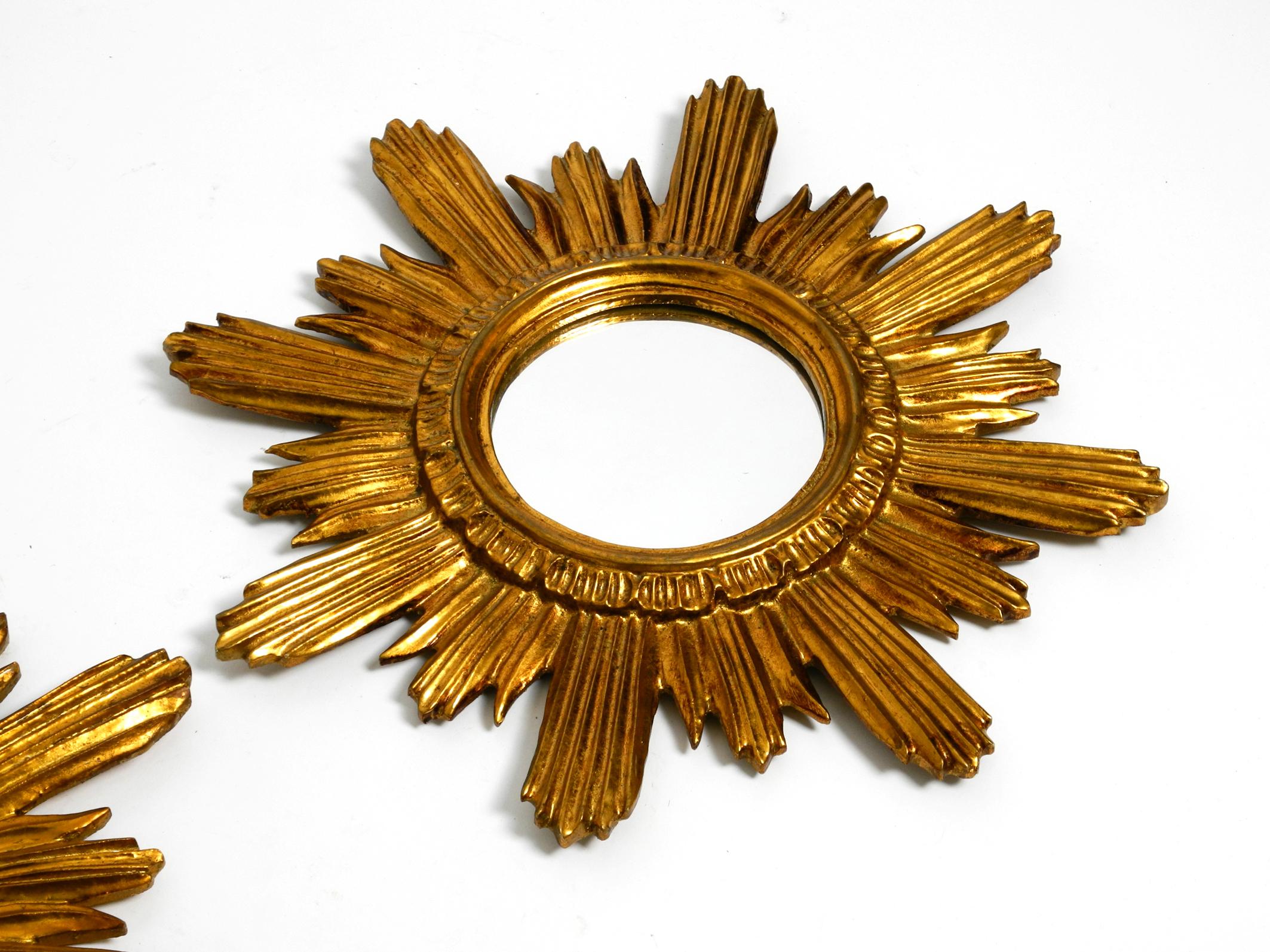 Pair of gold-plated mid-century sunburst wall mirrors made of wood and resin In Good Condition In München, DE