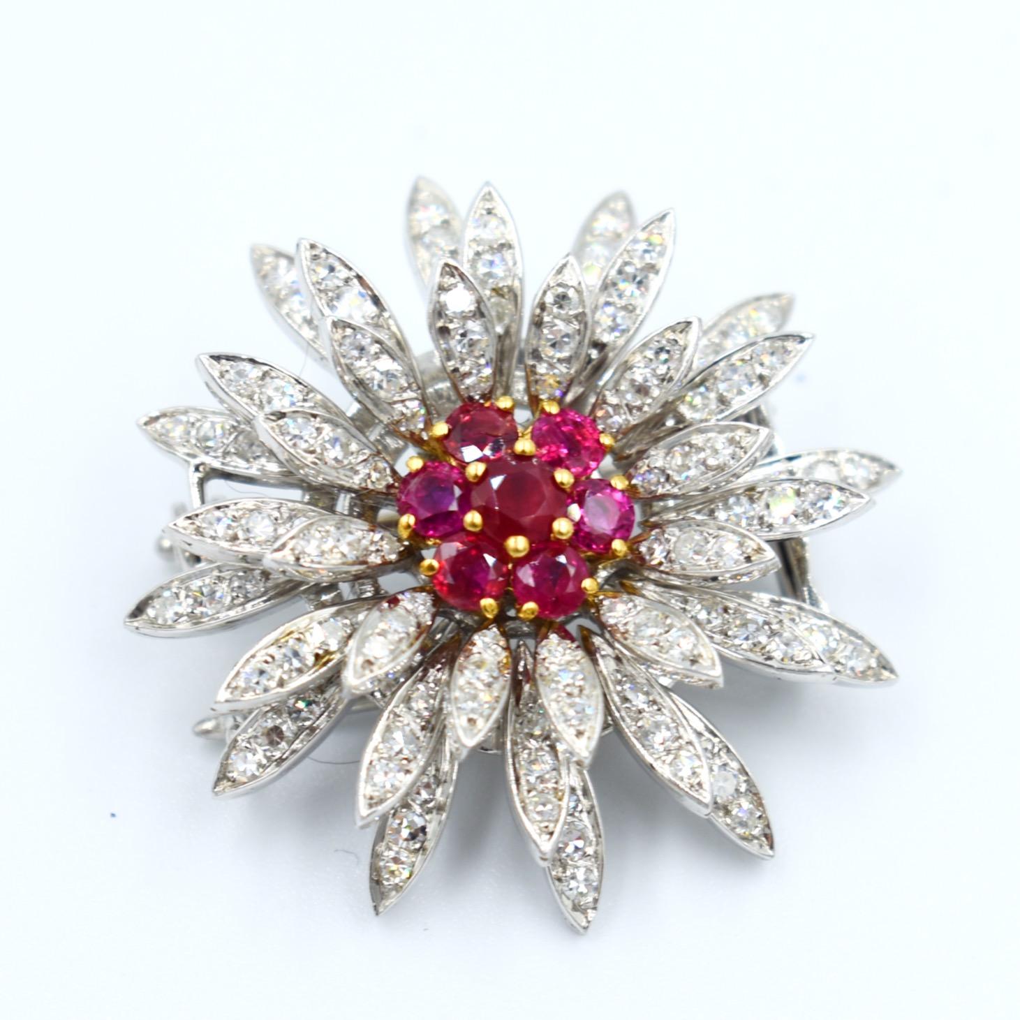 Pair of gold platinum diamond Burmese ruby flower brooches In Excellent Condition For Sale In PARIS, FR