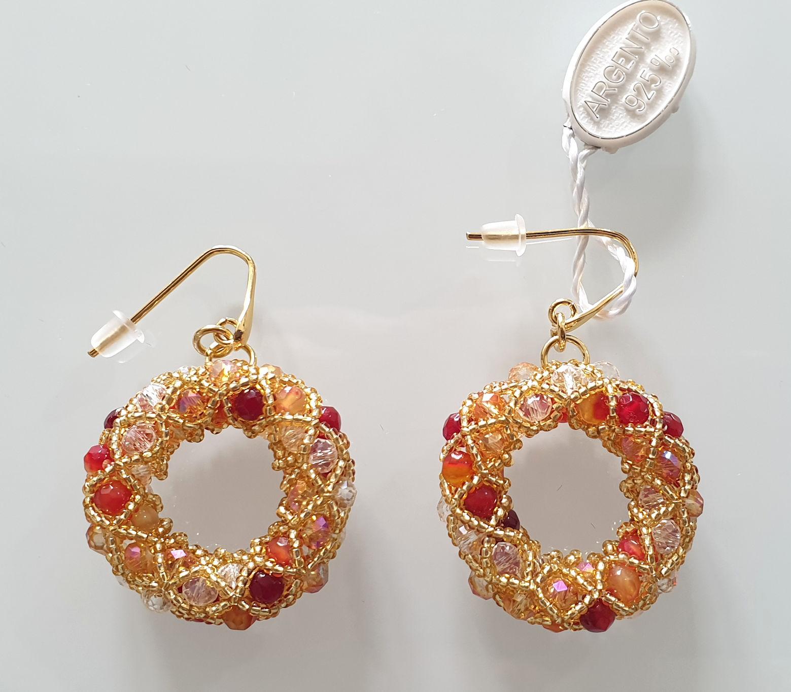 Gold and red hues Murano glass beads drop earrings.
Unique, hand made by artist Paola B. in Venise, Italy, 2010s.
The artist is a member of Venezia Vetro Acqua e Terra, and AMA: Associazione Maestri Artigiani del Vetro.
Made of: Murano glass beads,