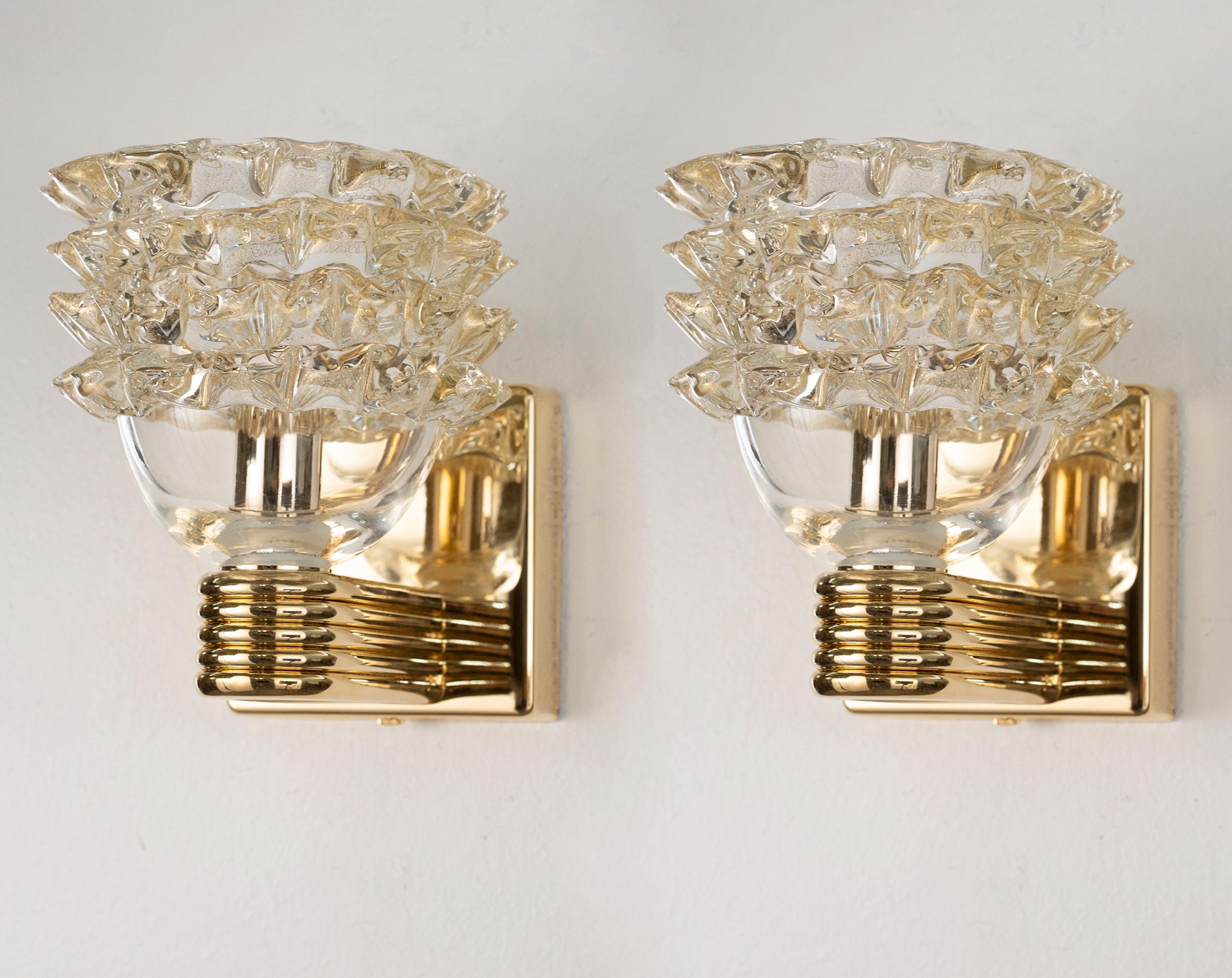 Coppia di lampade da parete in vetro di Murano Rostrato Oro con montatura placcata oro lucido, Italia, in stock
Condizioni: condizioni praticamente perfette e mai usate: nessun graffio pesante, nessun difetto, nessuna crepa, nessuna parte mancante.
