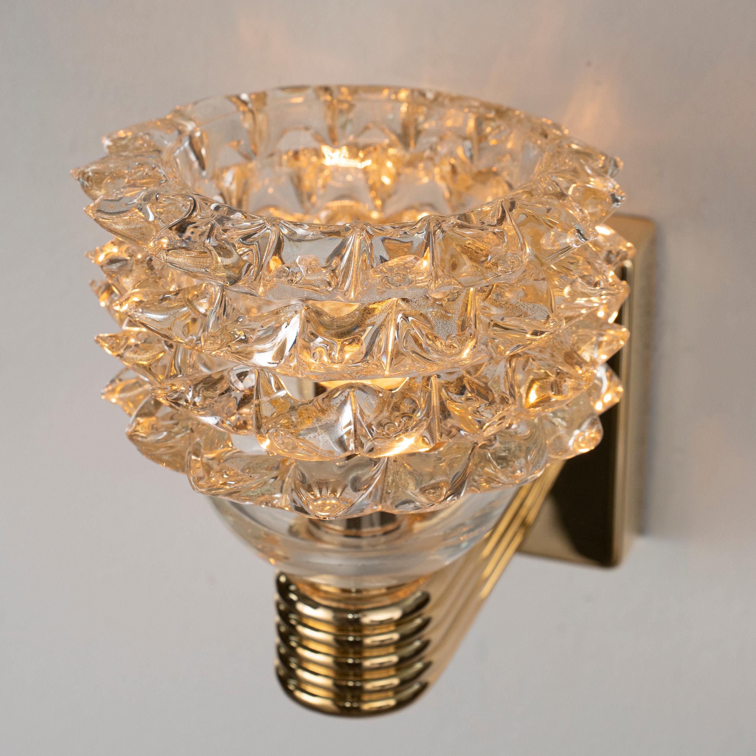 Italiano Coppia di Lampade da parete in vetro di Murano Rostrato oro con cornice dorata in stock in vendita