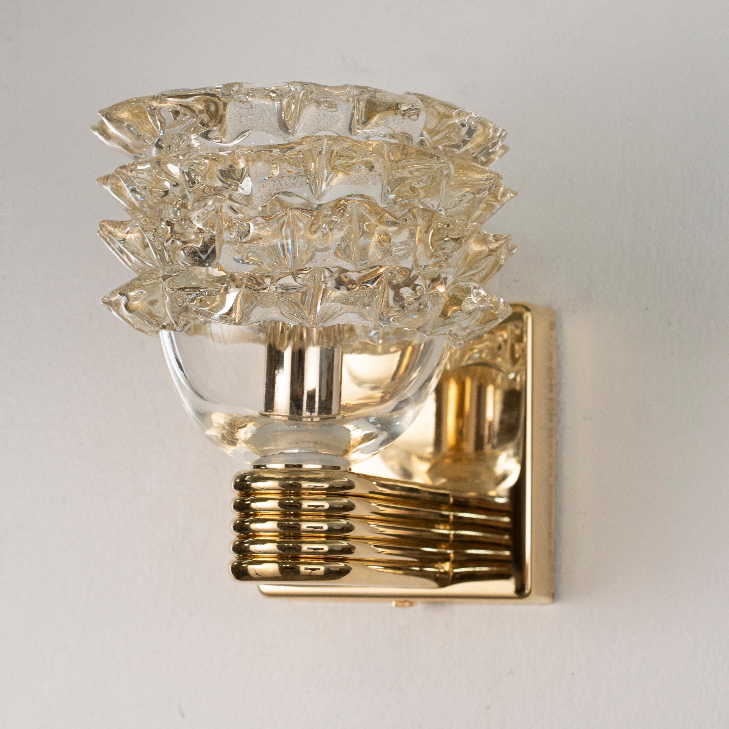 XX secolo Coppia di Lampade da parete in vetro di Murano Rostrato oro con cornice dorata in stock in vendita