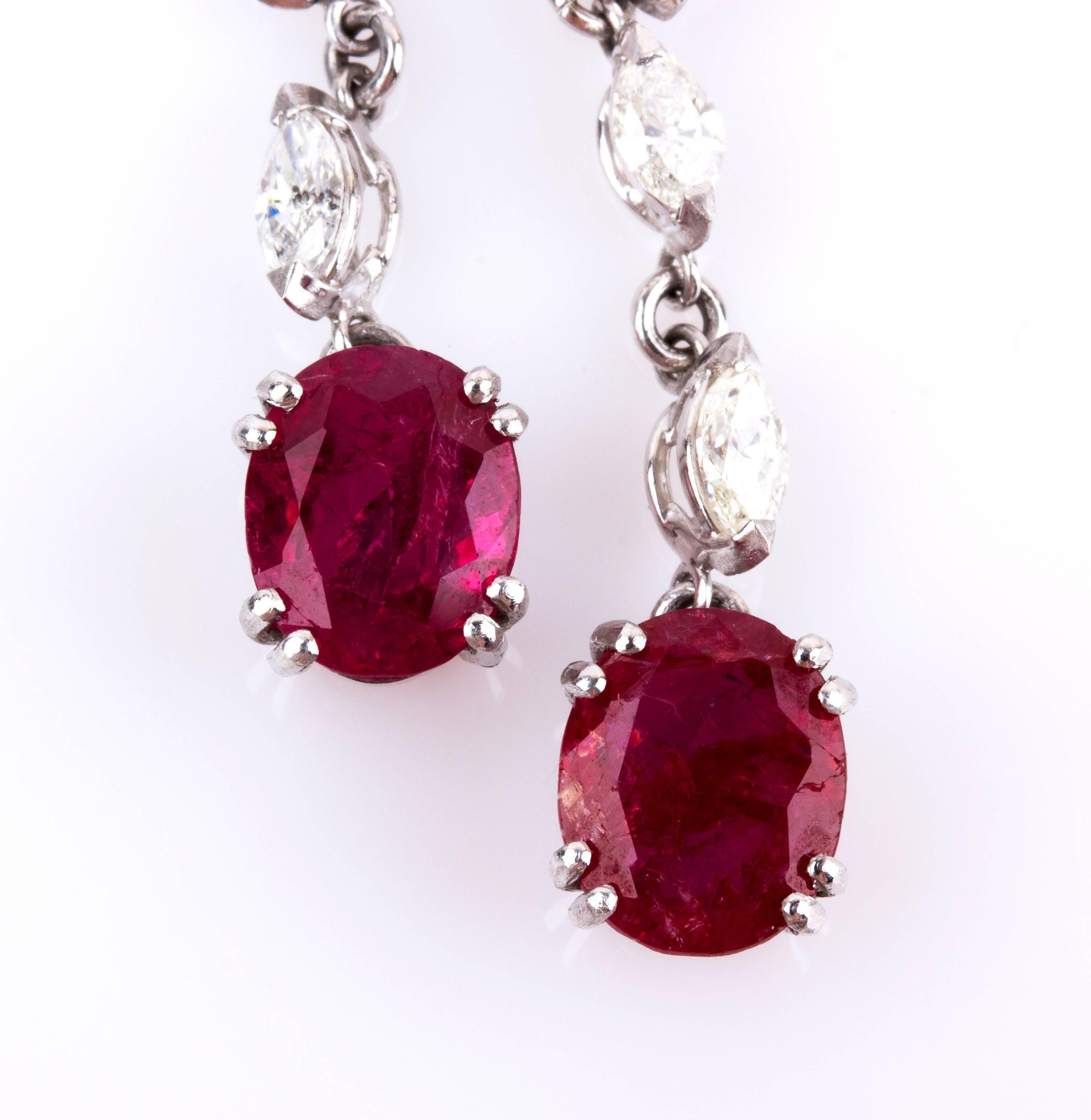 Pair of Gold Ruby and Diamond Pendent Earrings In Good Condition For Sale In Rome, IT