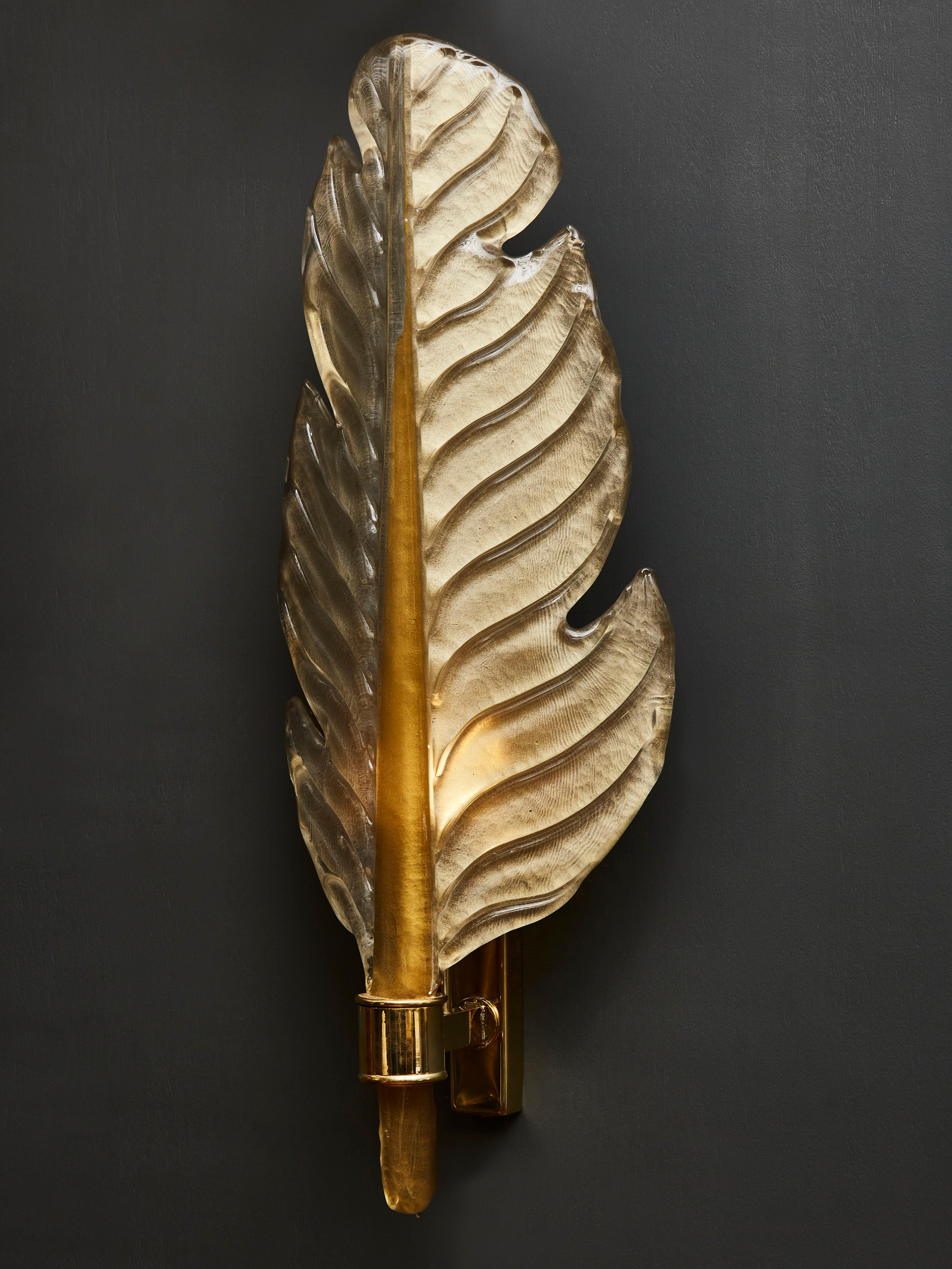 Pair of Gold Tinted Murano Glass Leaves Wall Sconces with Brass Setting In New Condition For Sale In Saint-Ouen, IDF