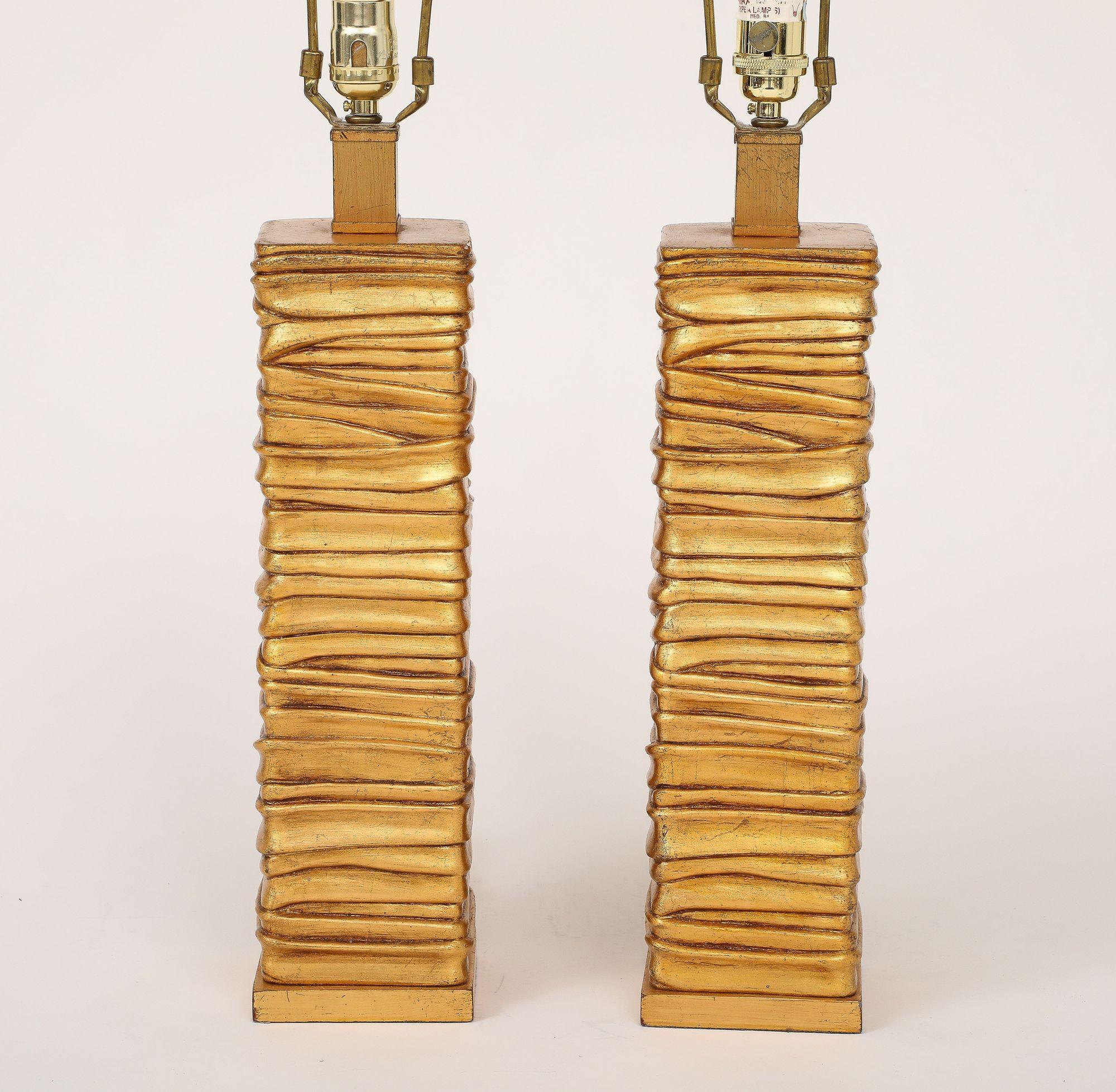 Pair of Gold Tone Metalic Column Lamps. en vente 4
