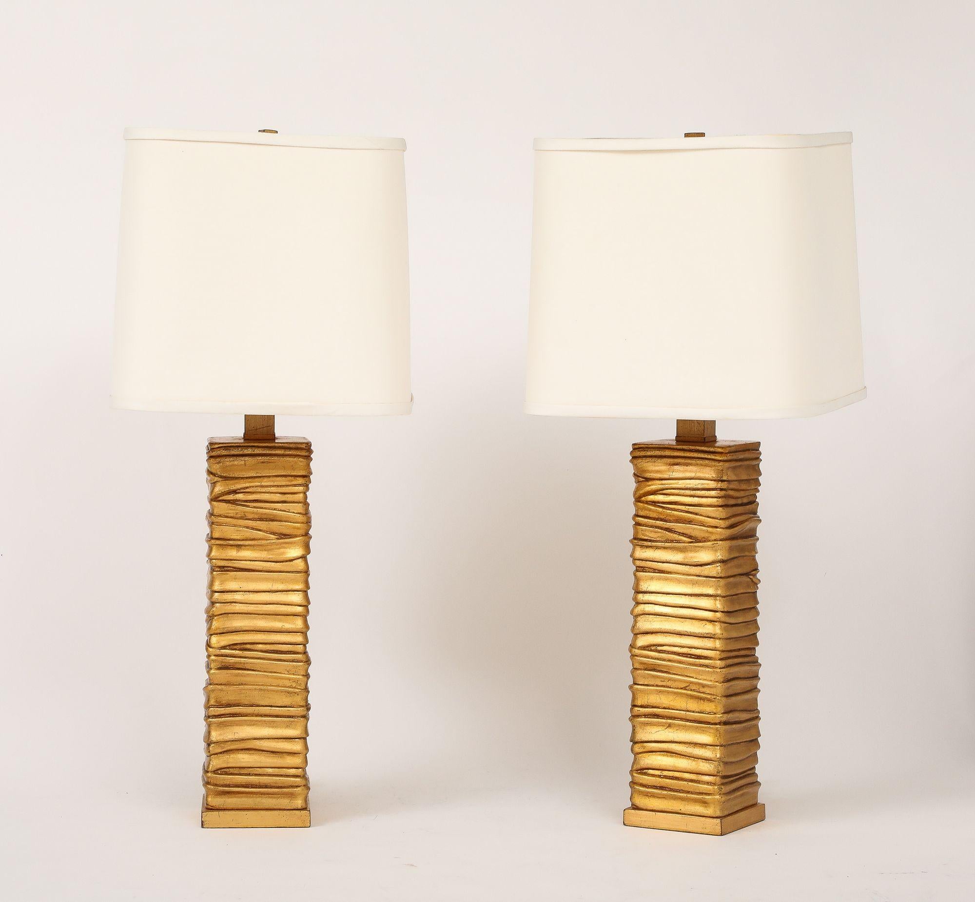 XXIe siècle et contemporain Pair of Gold Tone Metalic Column Lamps. en vente