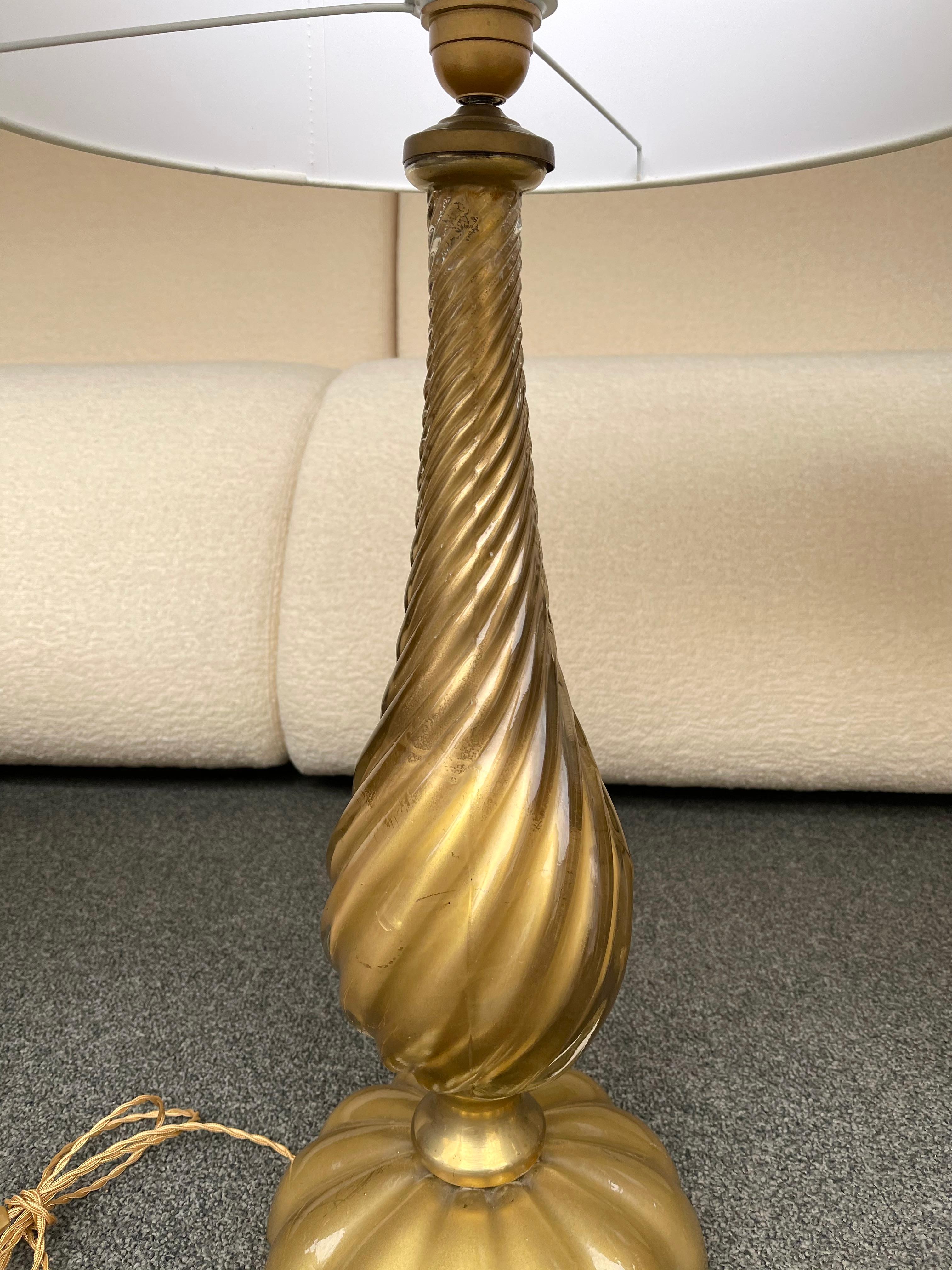 Paire de lampes de table ou de chevet en verre de Murano torsadé doré. Dans l'ambiance de Barovier Toso, Seguso, Venini, Vistosi, La Murrina.